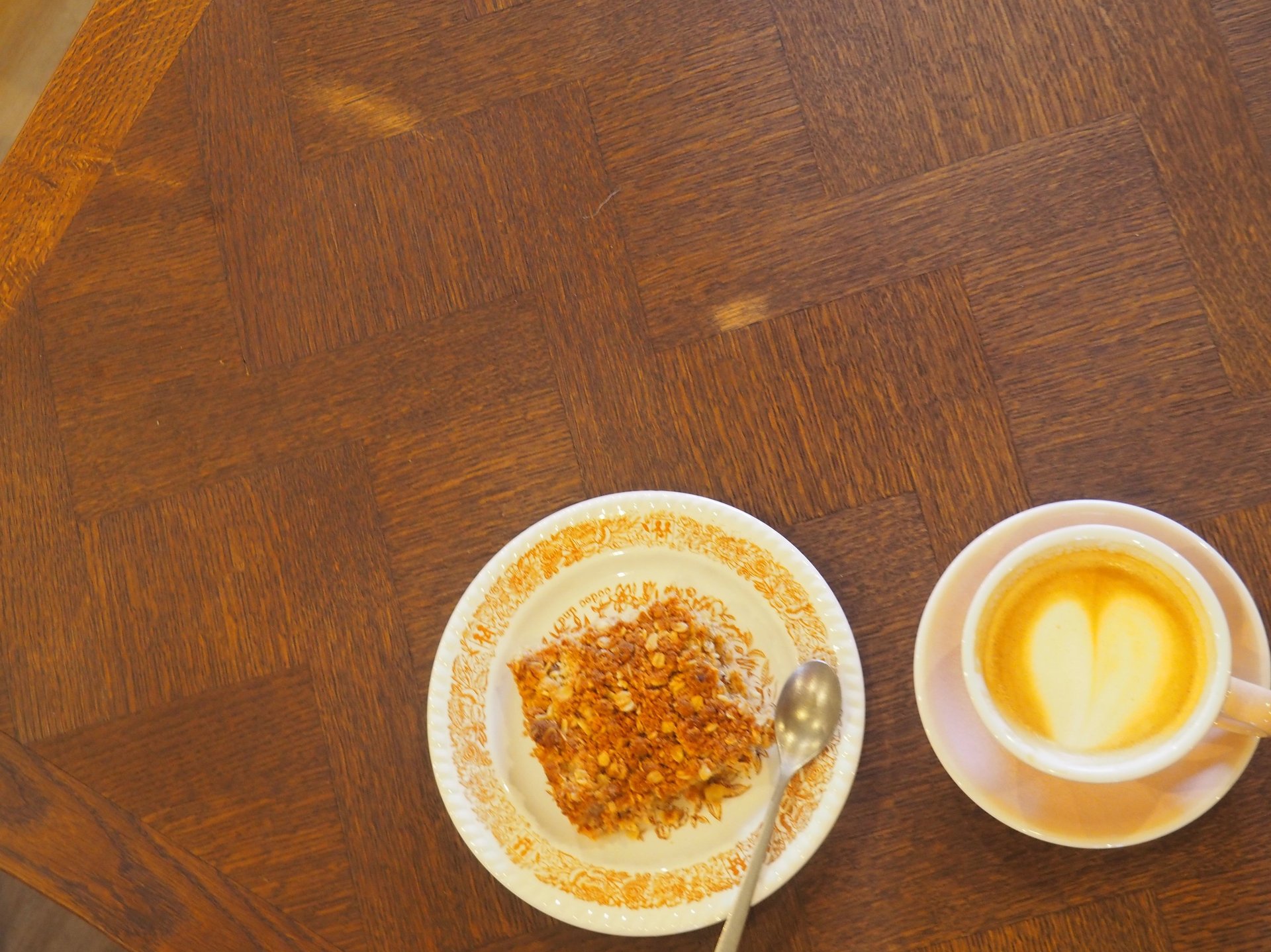 Latte avec crumbles sans gluten, gluten free, fruits bio, locaux et de saison 