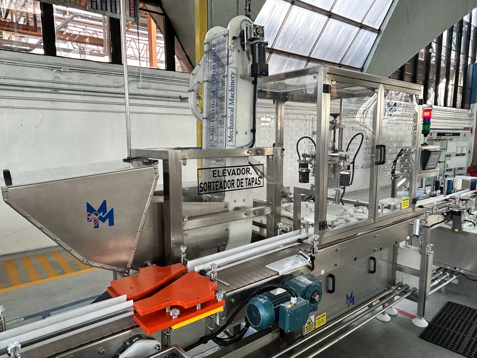 Elevador de tapa, elevador de tapa, orientador de tapa, alimentador de tapas