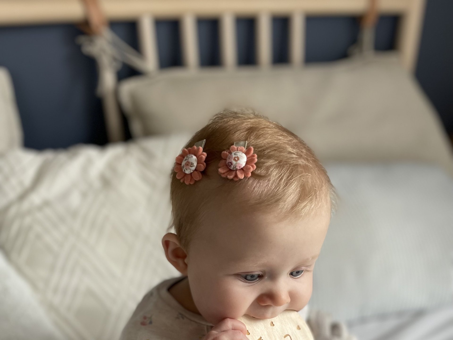 spinki kwiatki na głowie niemowlaka
