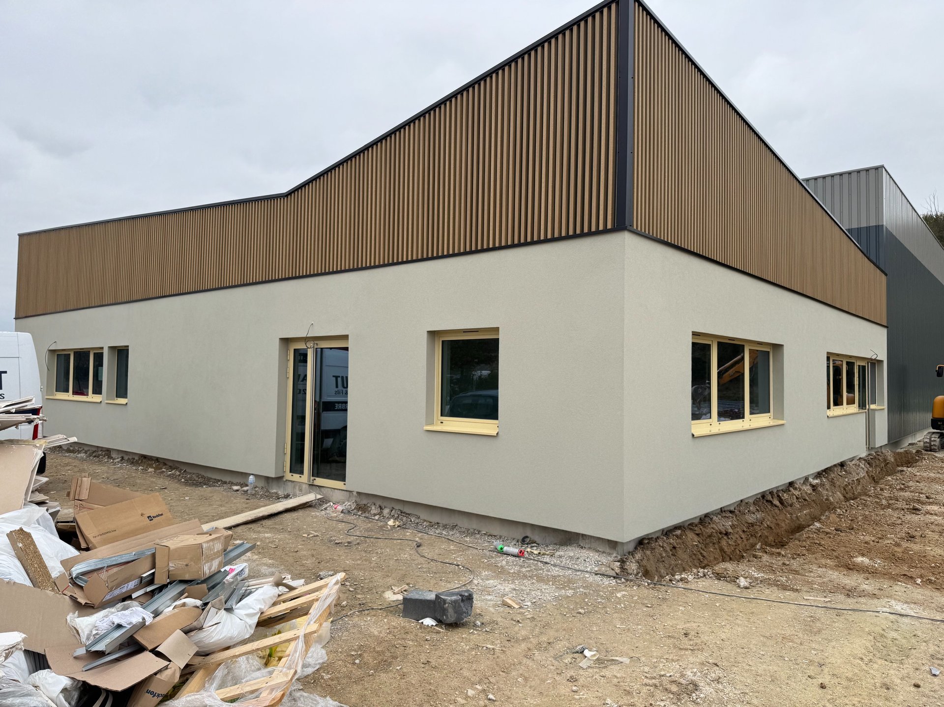 Pose de bardage sur les locaux d'une entreprise avec ravalement de façade à Troyes dans l'Aube 10