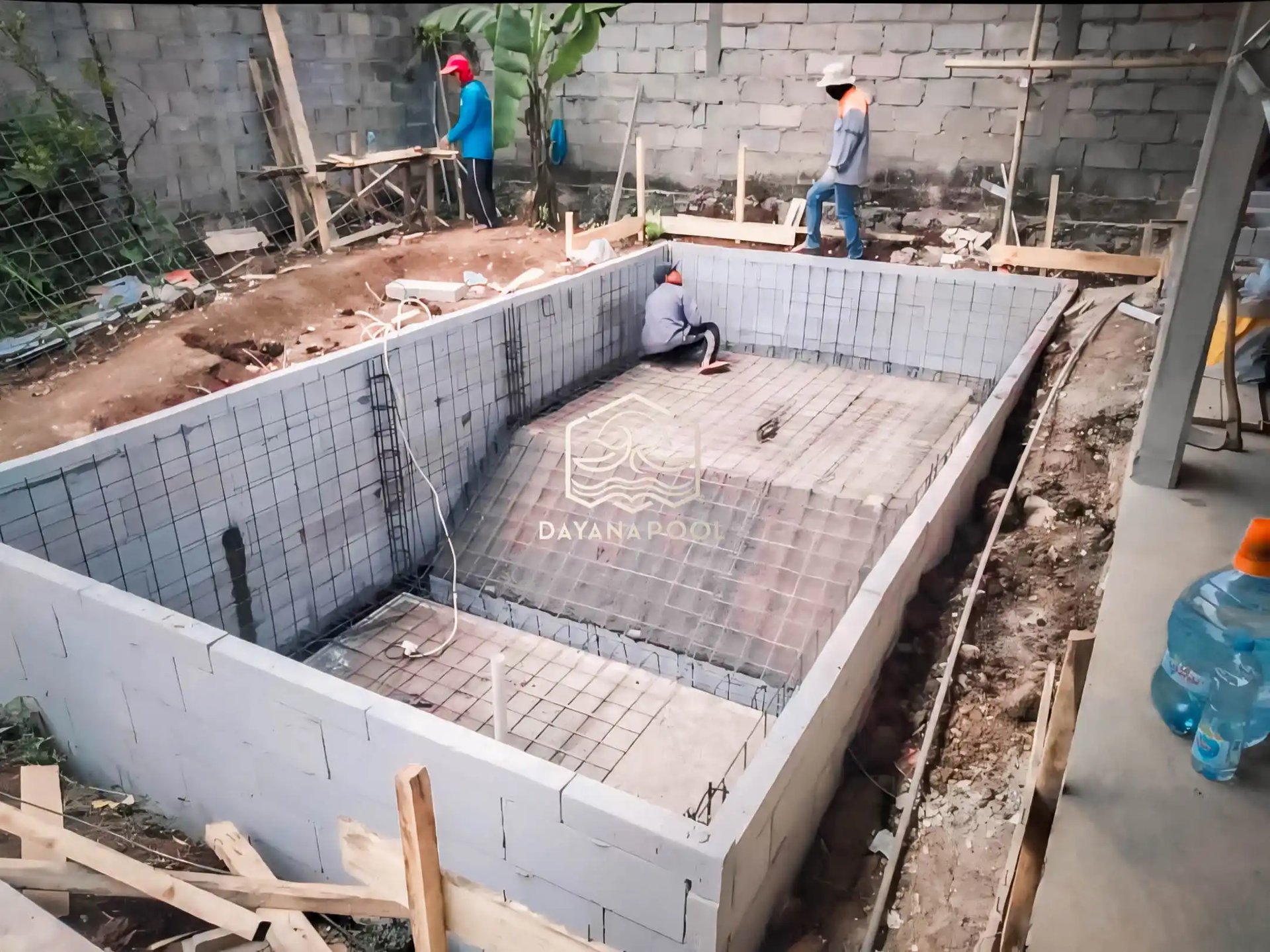 Proses pembuatan Kolam Renang oleh tim dyanapool