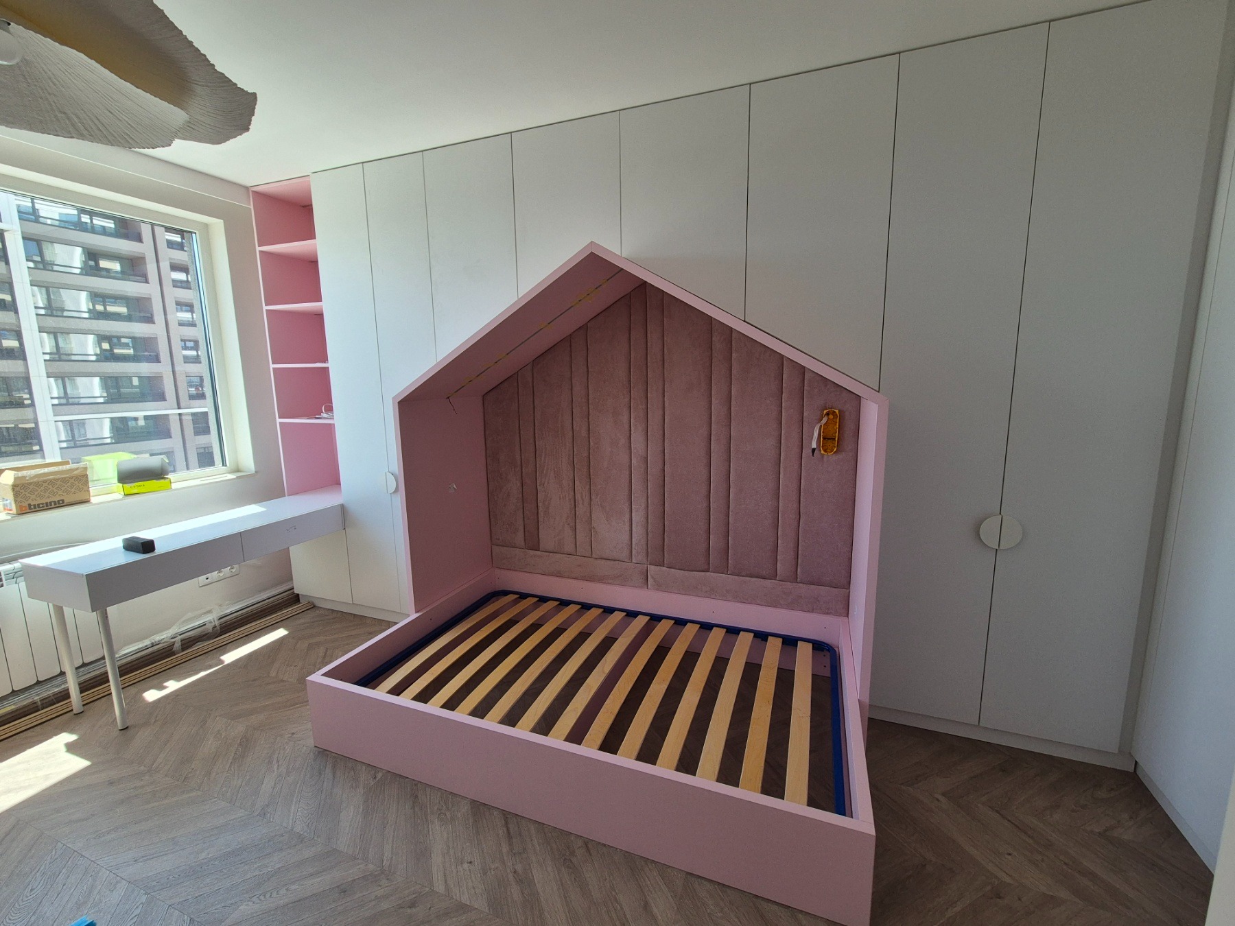 детска стая с легло къща и мебели по поръчка – реализиран проект BrosMebel