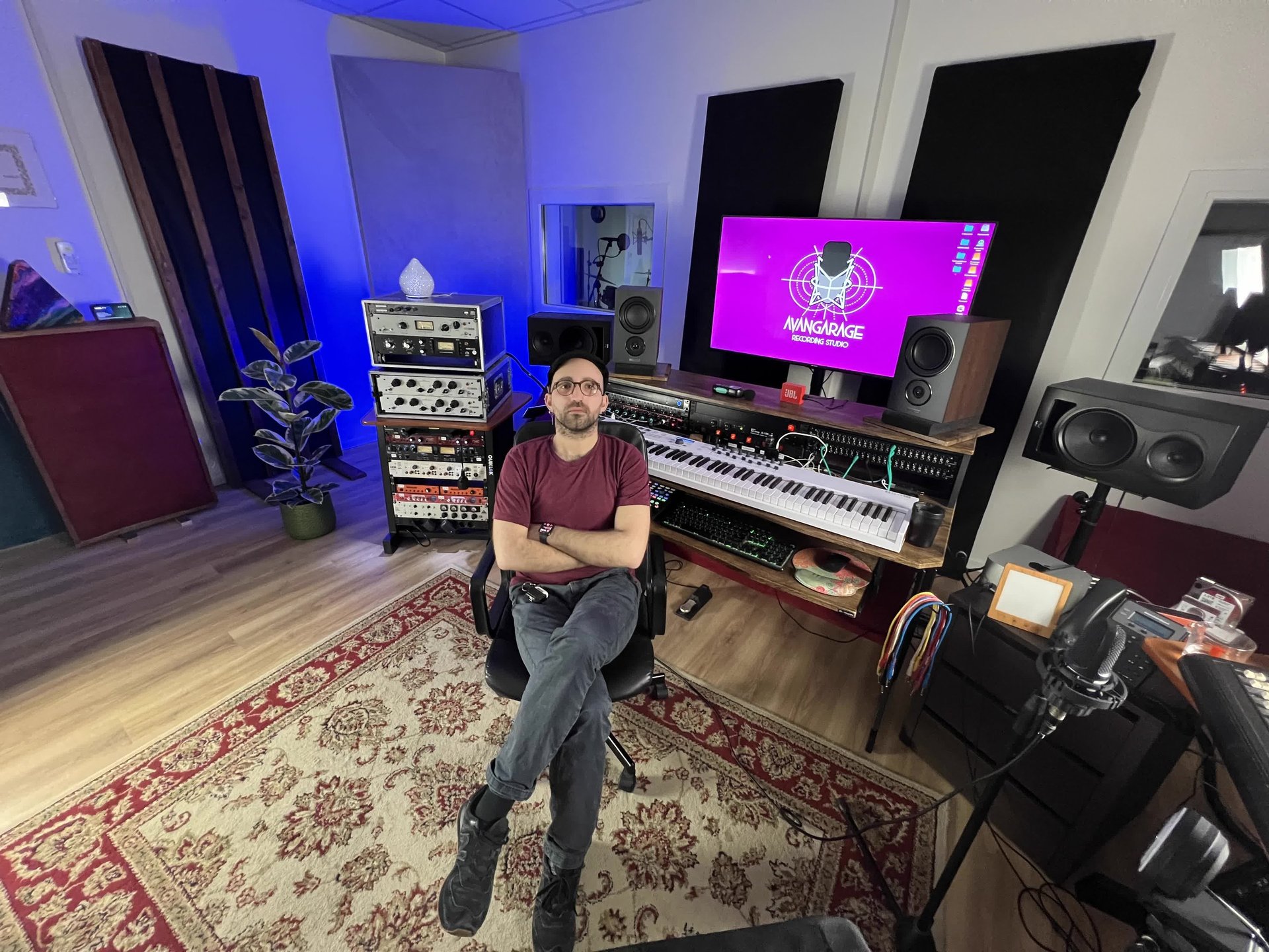 Luca in control room all'Avangarage recording studio di pesaro