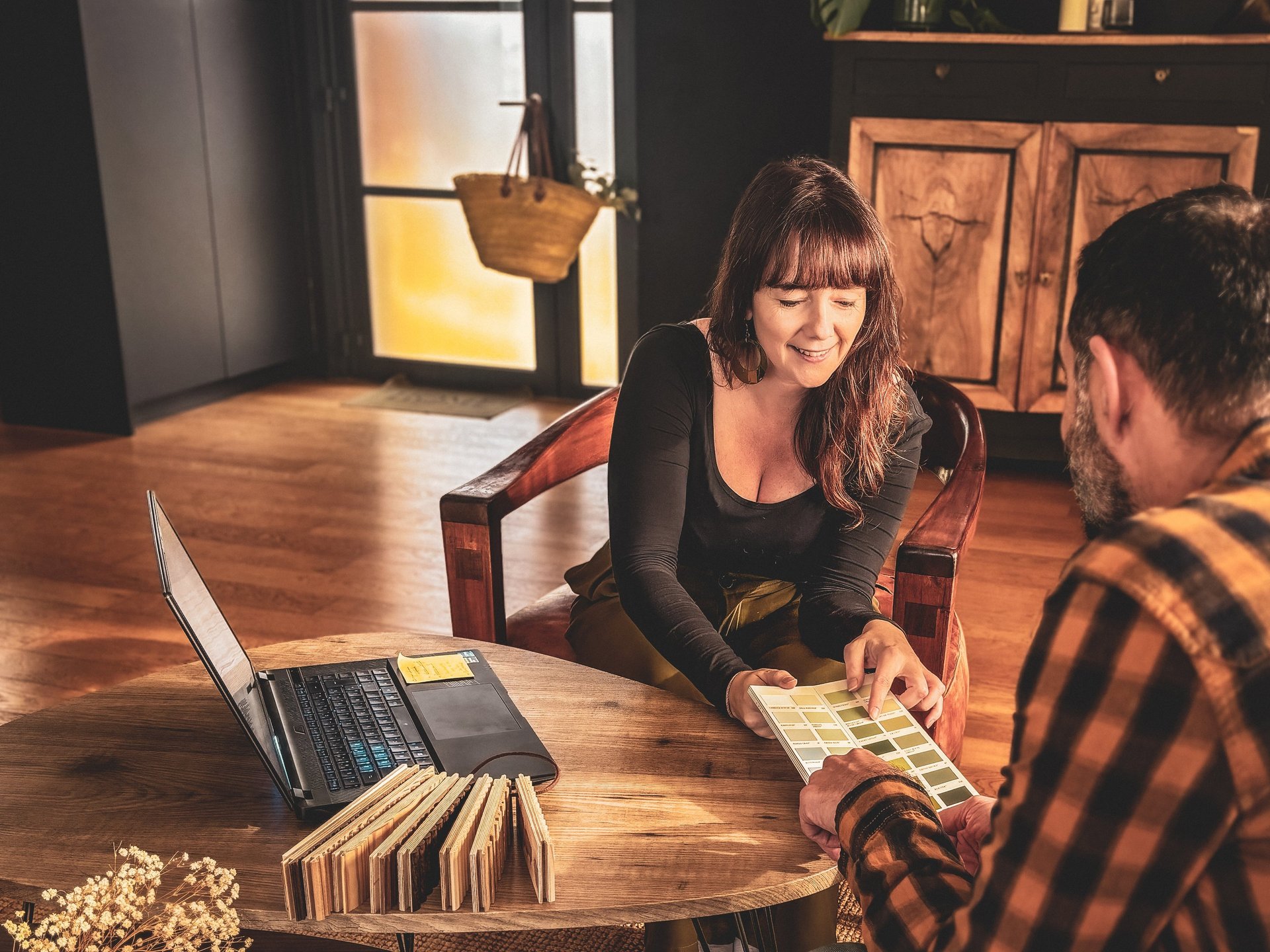 Cindy Chédemail architecte d'intérieur avec un client en rdv