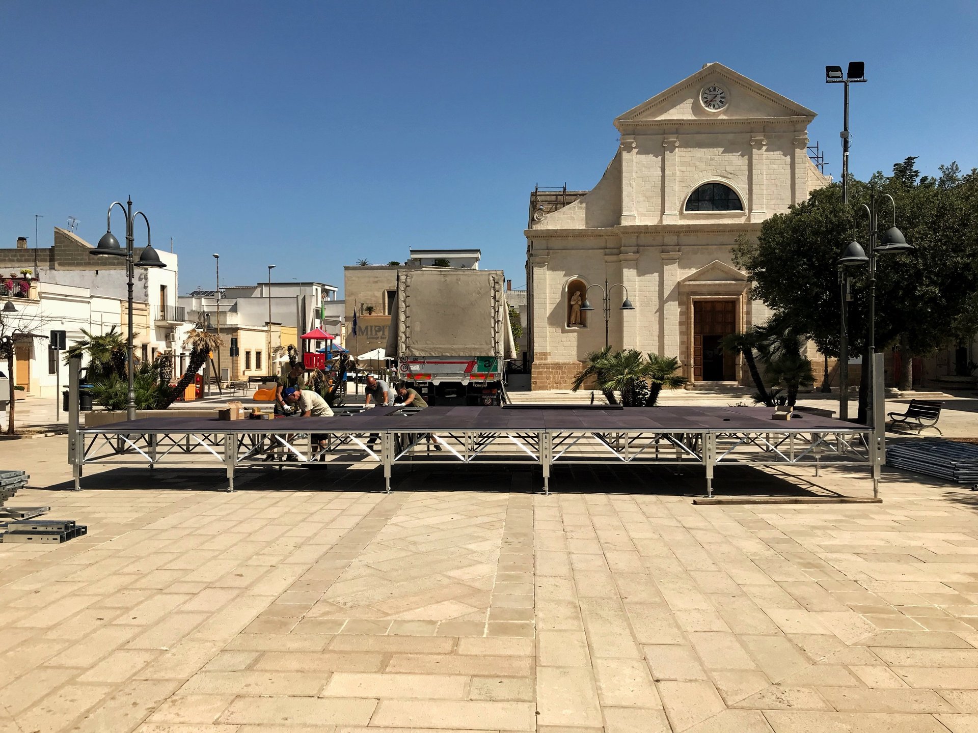 palco comunale installato presso Piazza Castello a Monteparano