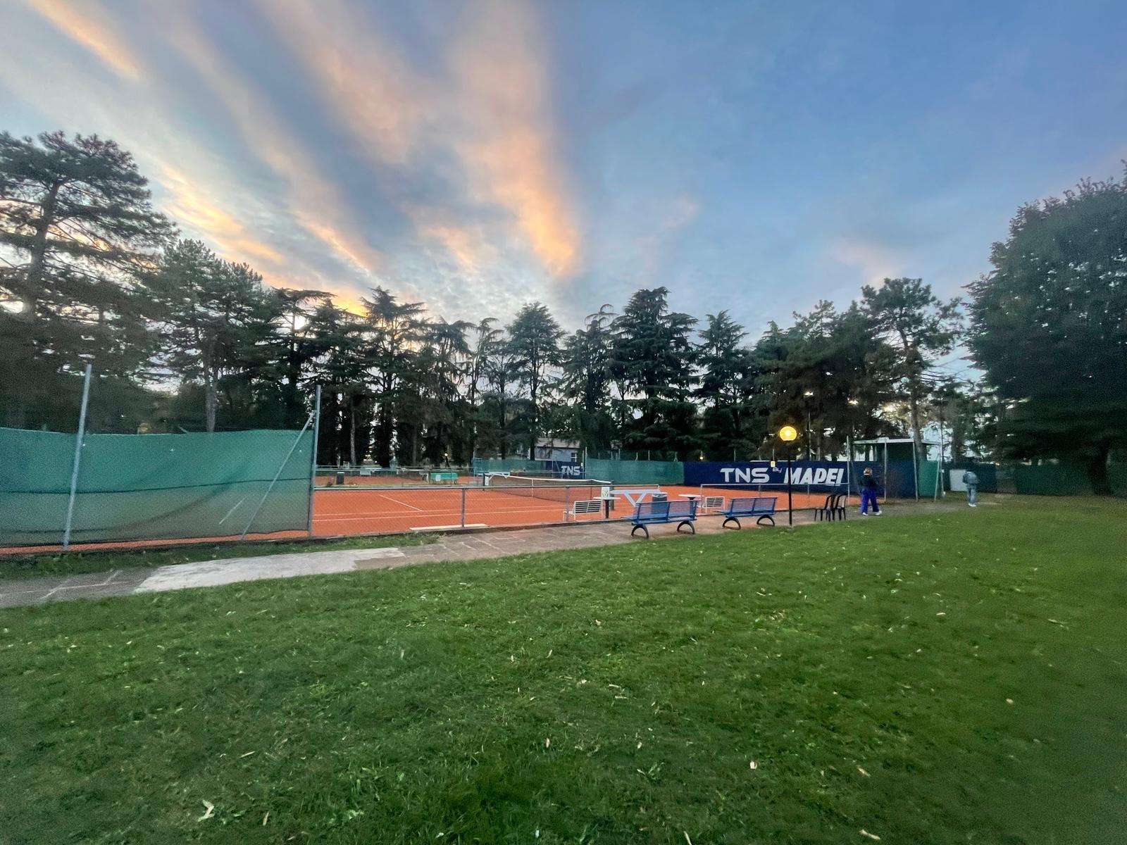 Campo da tennis in terra rossa presso il Centro Tennis Aeronautica, Milano.