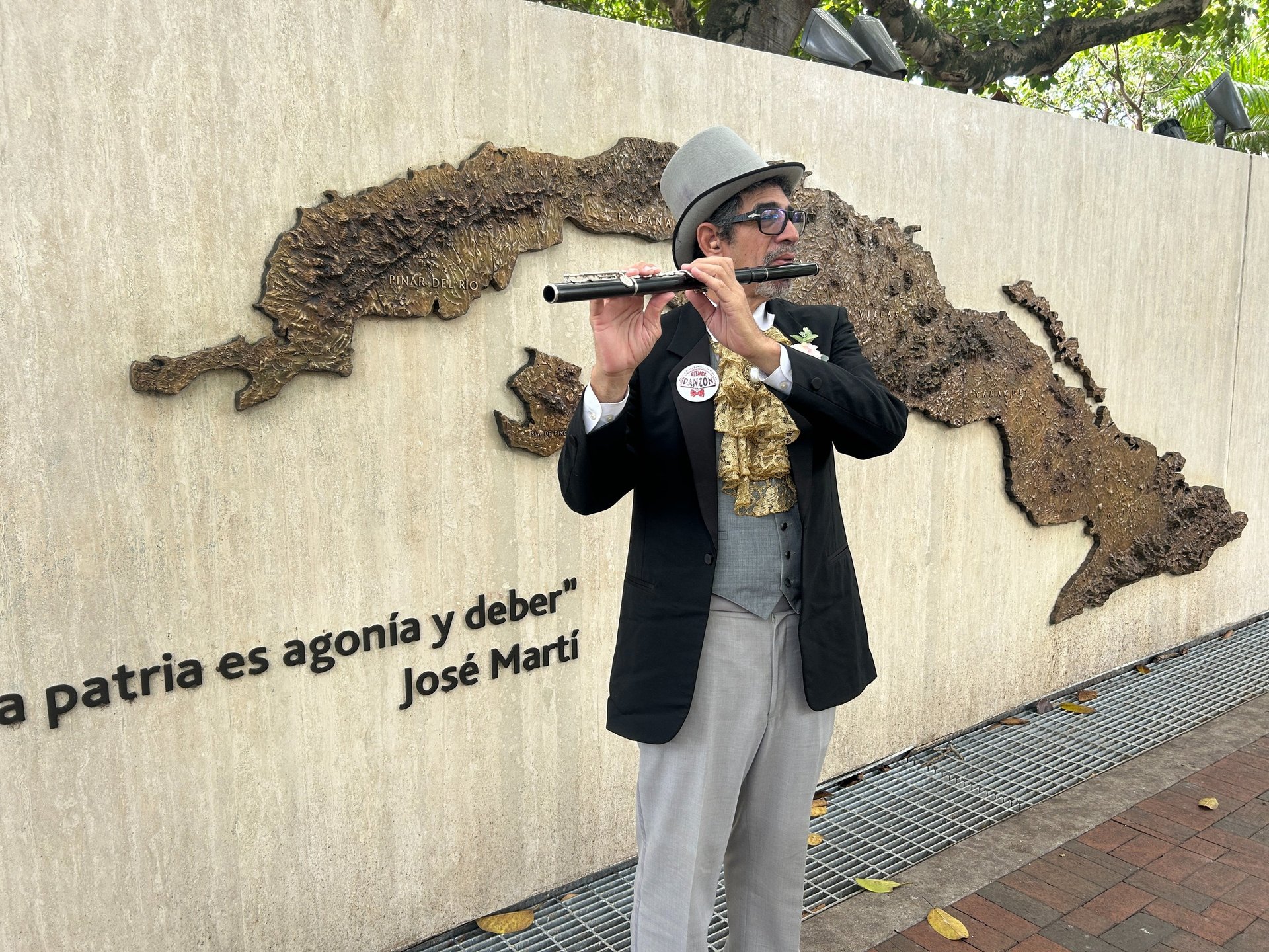 Maestro Bobby Ramirez en el parque de la cubania calle ocho Miami