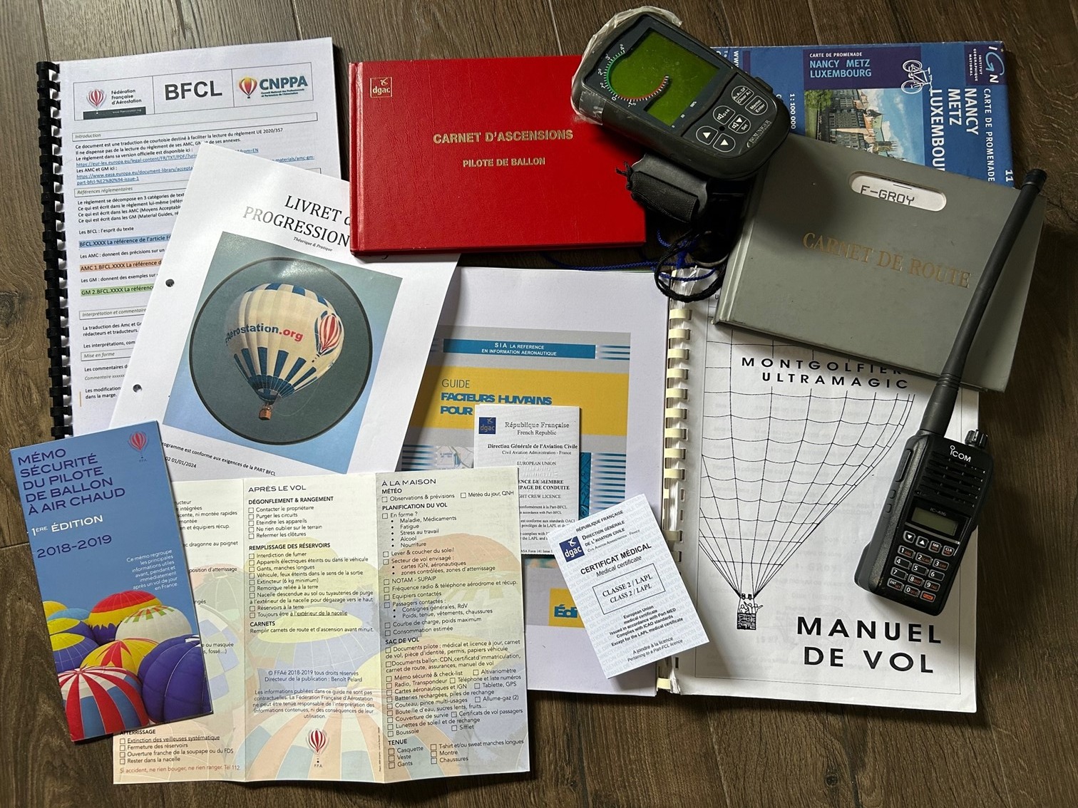 Documents et accessoires pour formation pilote montgolfière, carnets de vol radio VHF altimètre