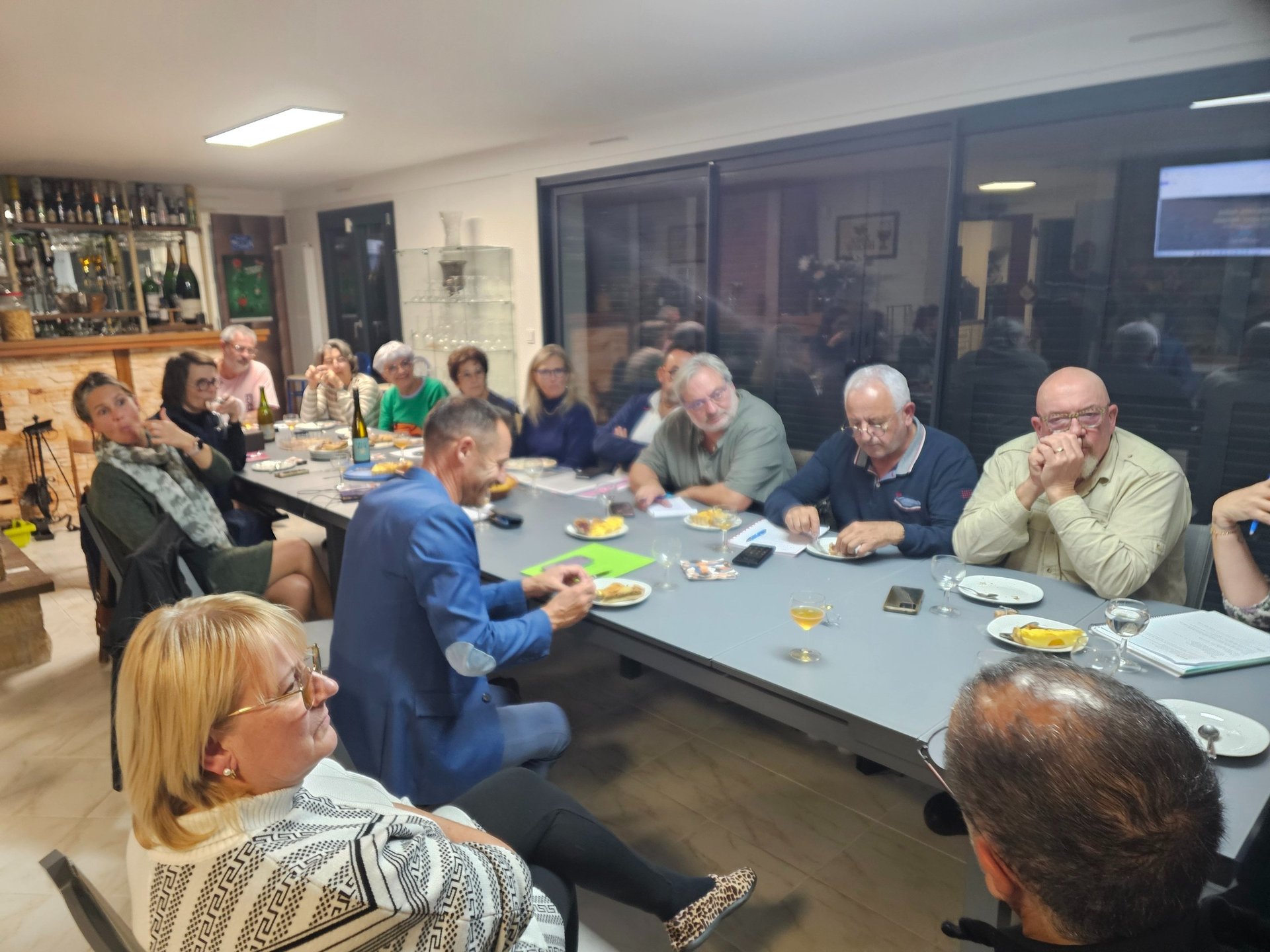 Réunion d'équipe, la tête bien remplie mais qui n'oublie pas de se nourrir