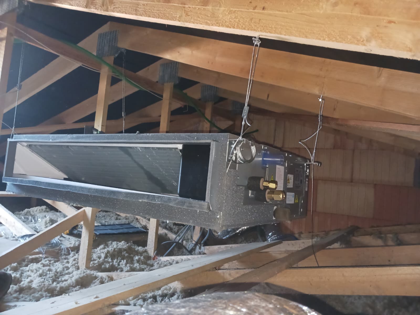 unité intérieur clim gainable dans combles maison