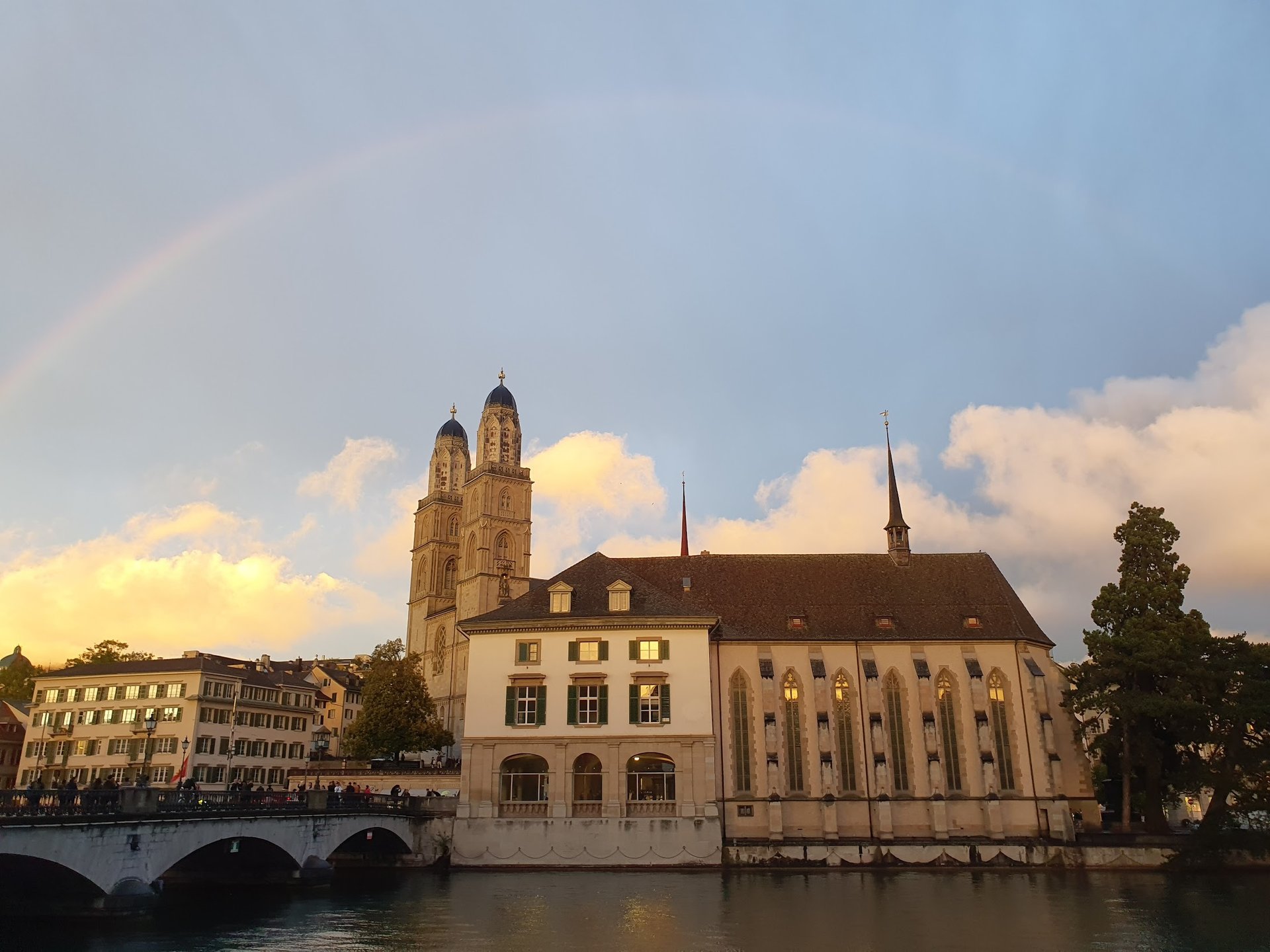 Wasserkirche und Grossmünster mit Regenbogen