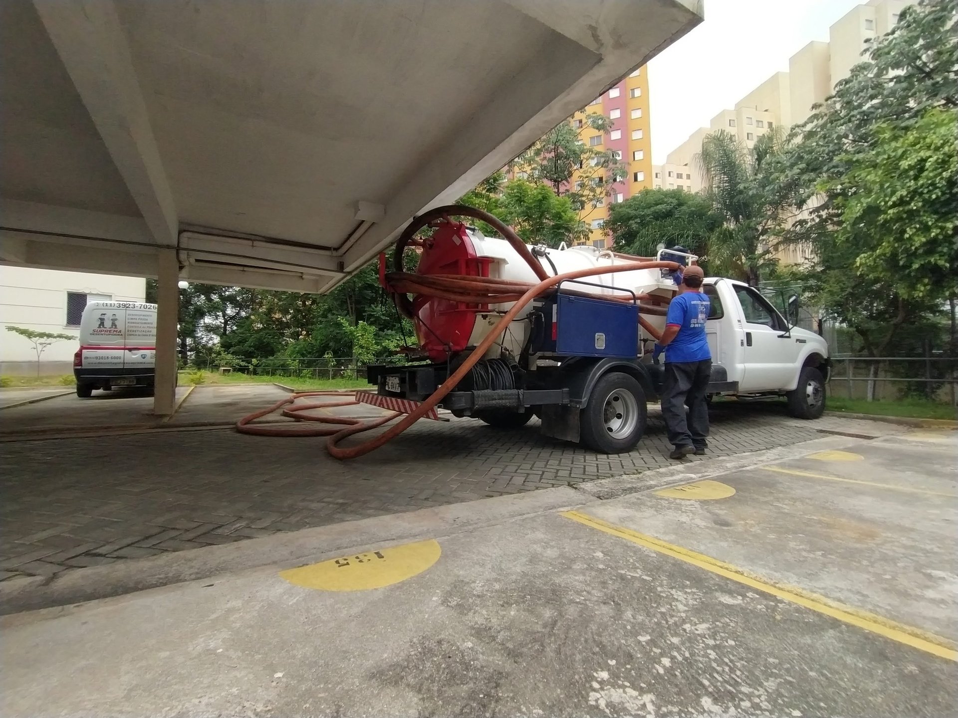 caminhão de sucção e hidrojateamento para desobstrução e desentupimentos