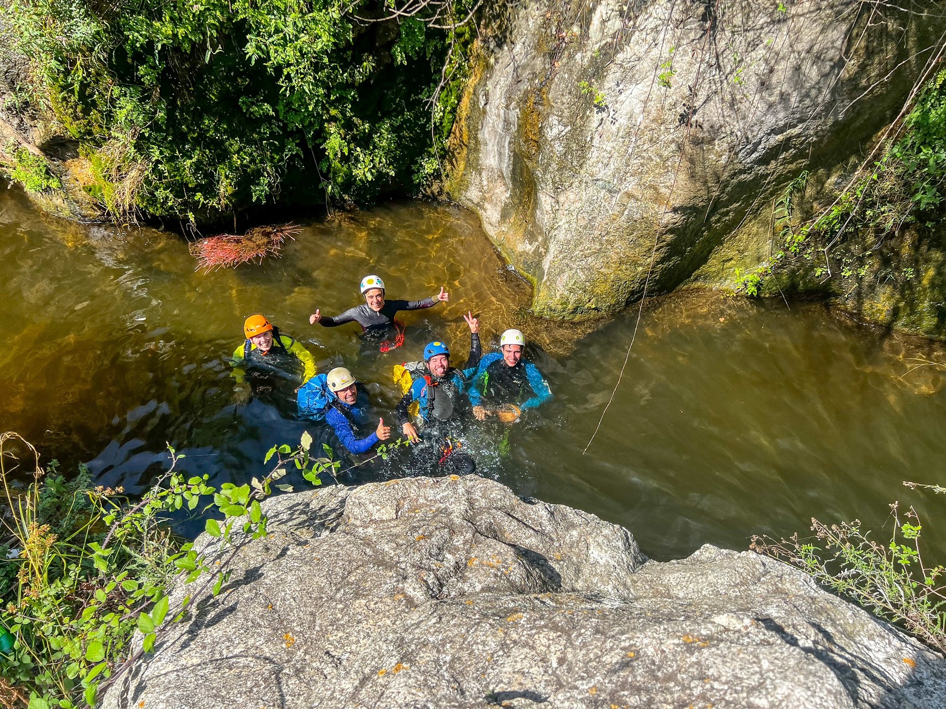 grupo sonriendo en el agua