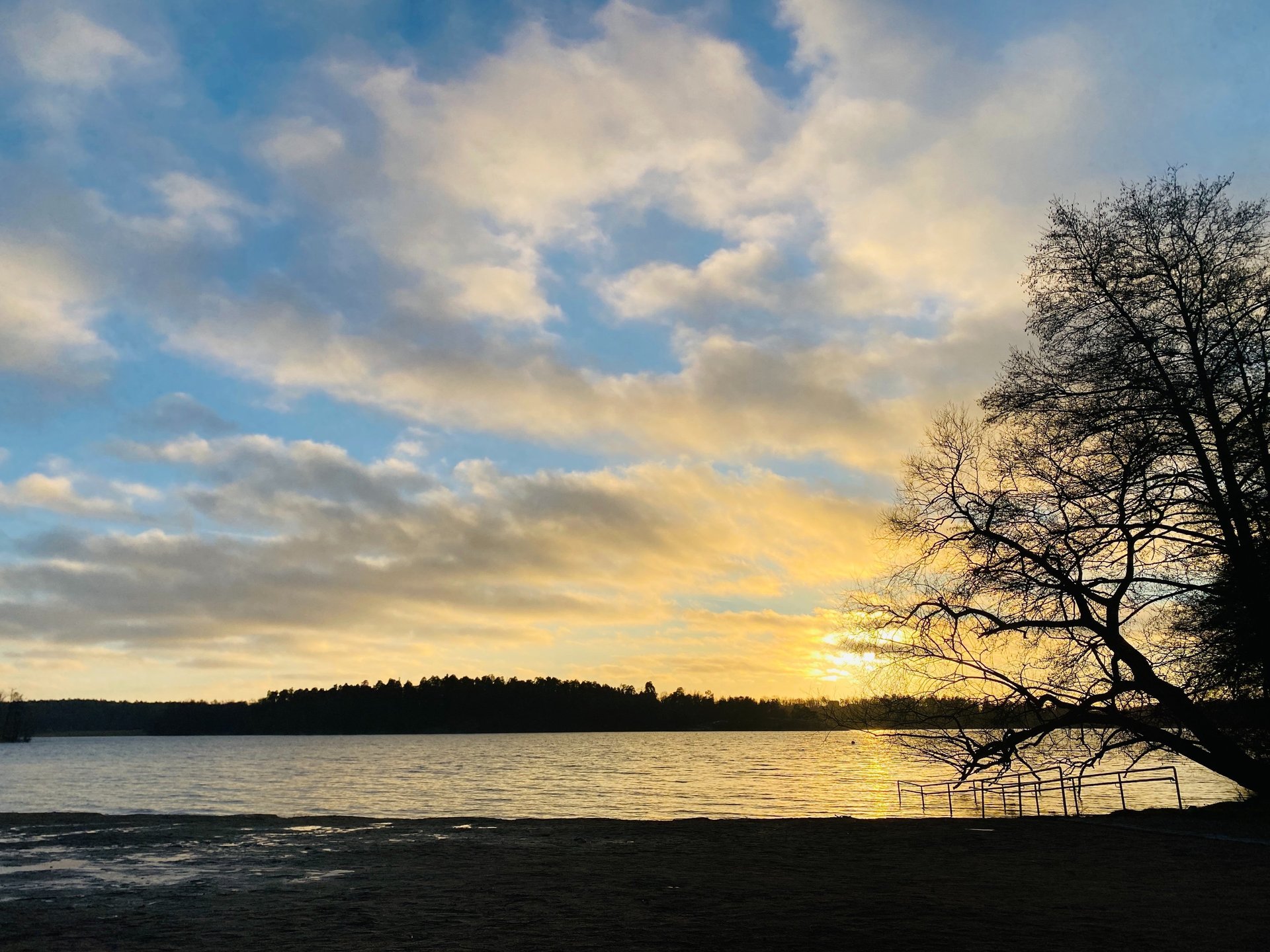 Zachód słońca nad jeziorem Malaren w Sztokholmie
