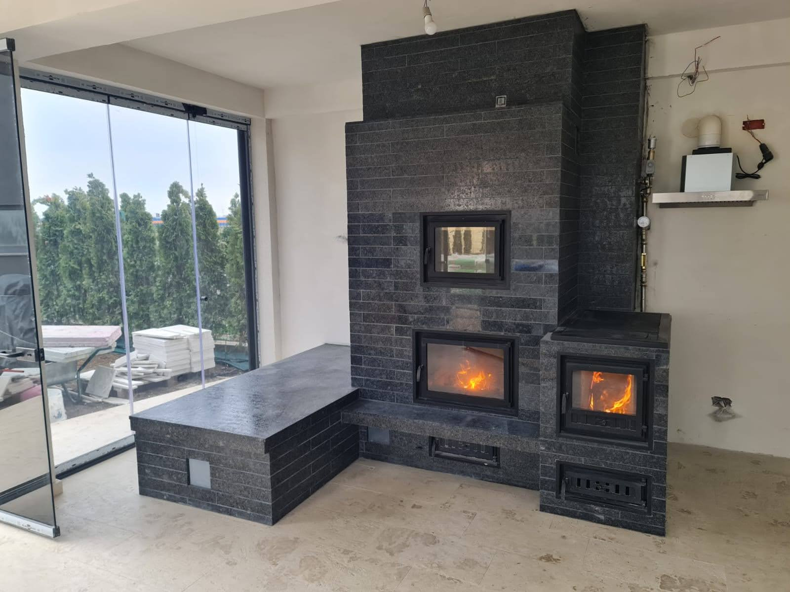 soba cu lejanca, pat incalzit si plita cu cuptor