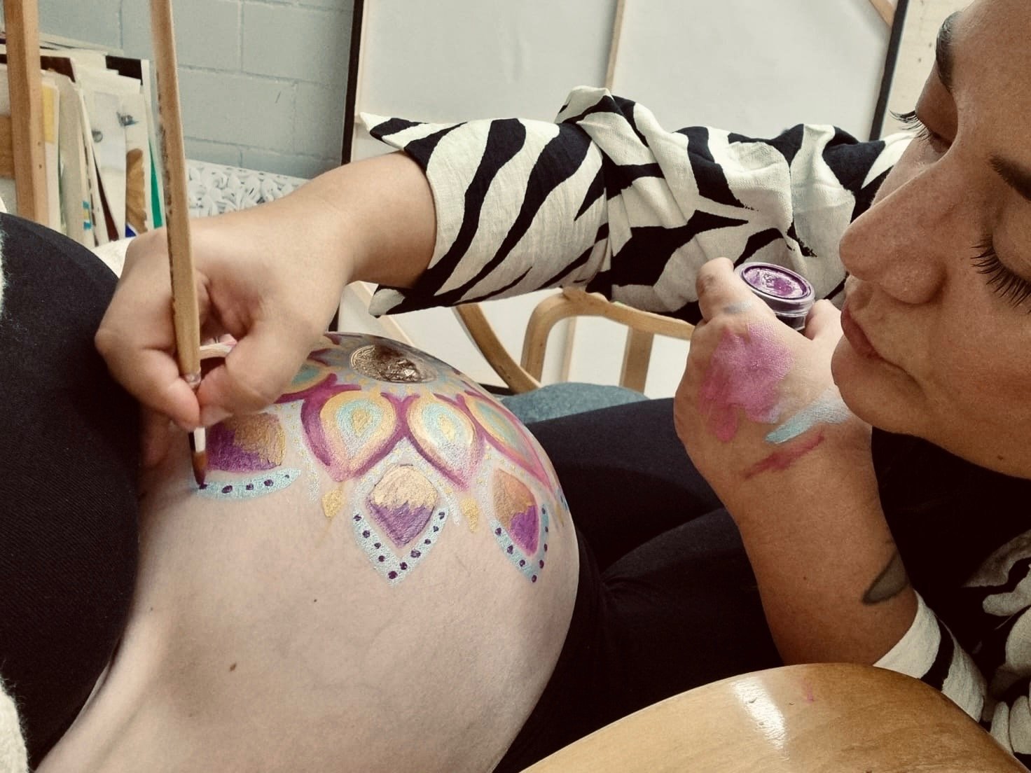 Carmela Martello Bauchmalerei kreative Erkundung Erinnerung Handmade