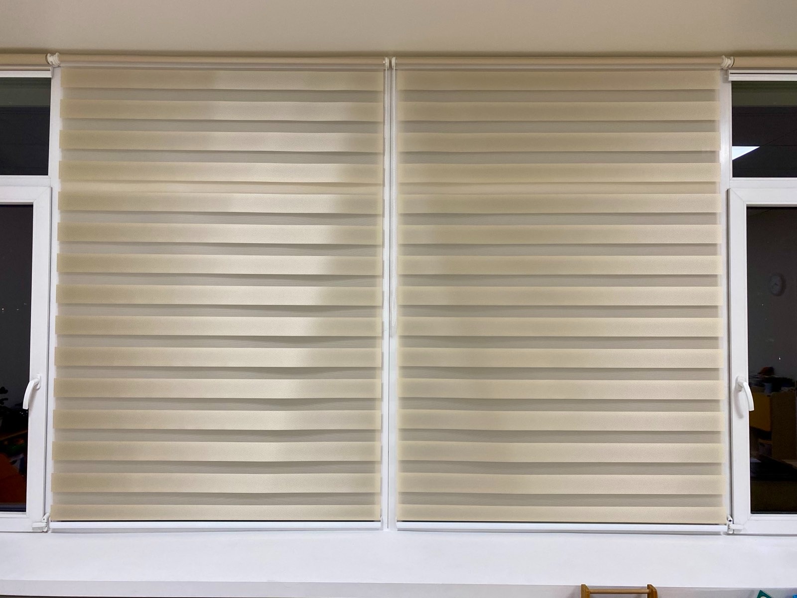 Laisvai kabančio roleto diena - naktis pavyzdys puikia nurodanti kaip atrodo diena naktis roletai