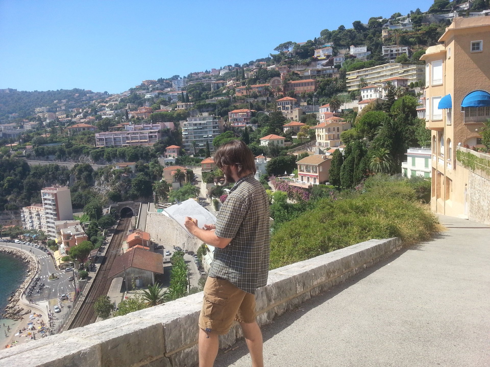 City sketcher Evgeny Bondarenko in France