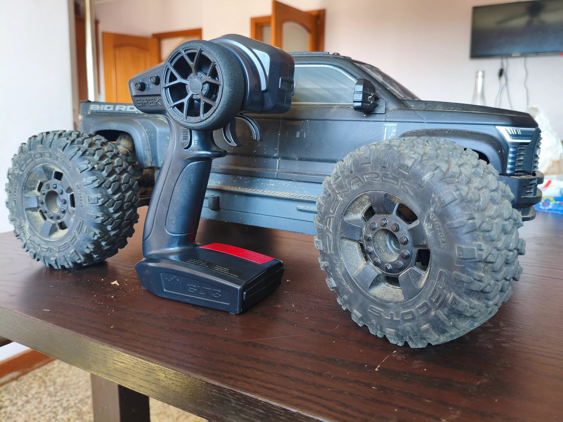 Análise do comando Spektrum SLT3 e ergonomia ao lado do carro telecomandado ARRMA Big Rock 3S BLX.