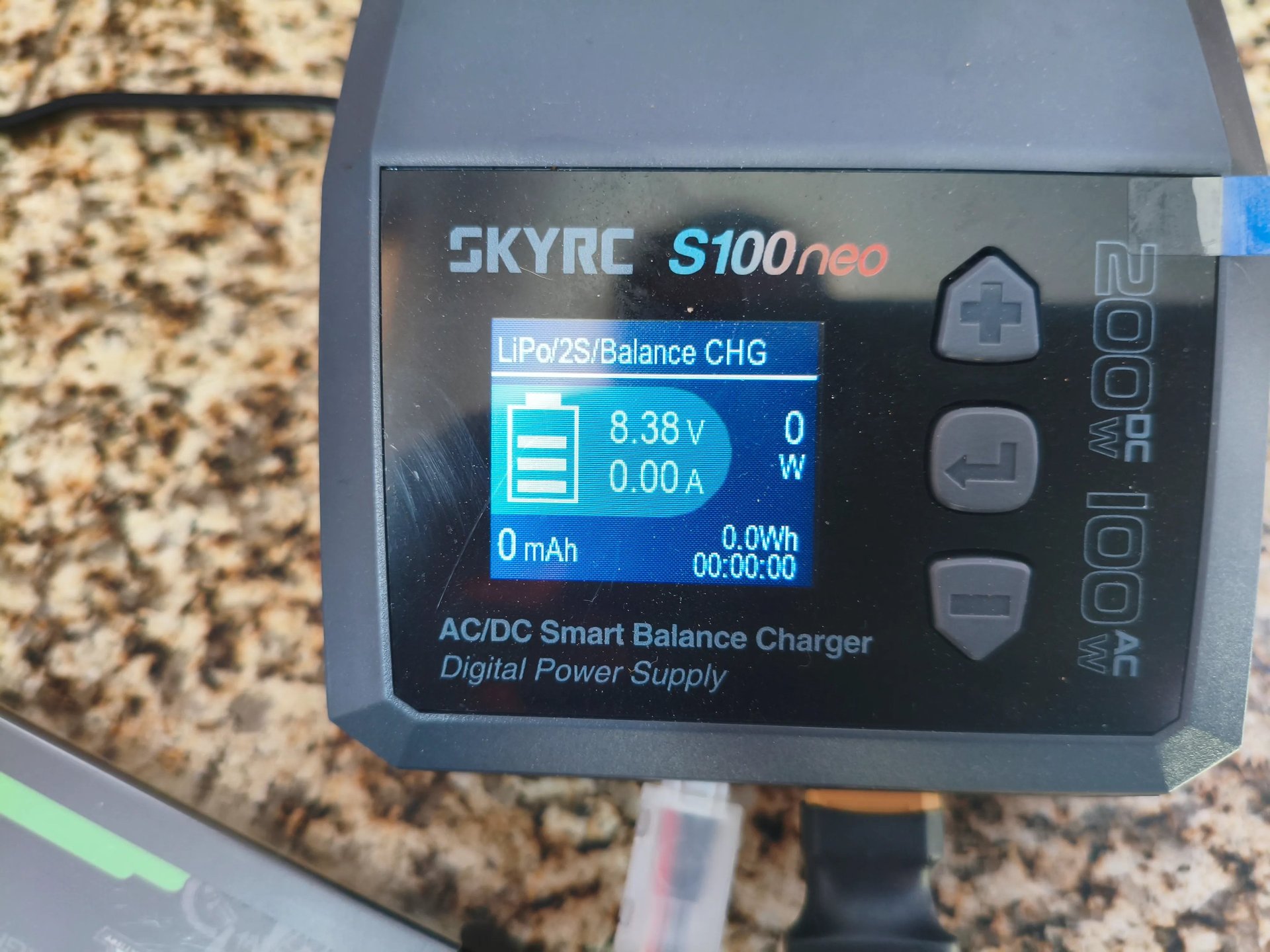 arregador inteligente SkyRC S100neo AC DC a mostrar configuração de carga para bateria LiPo 2S no vi