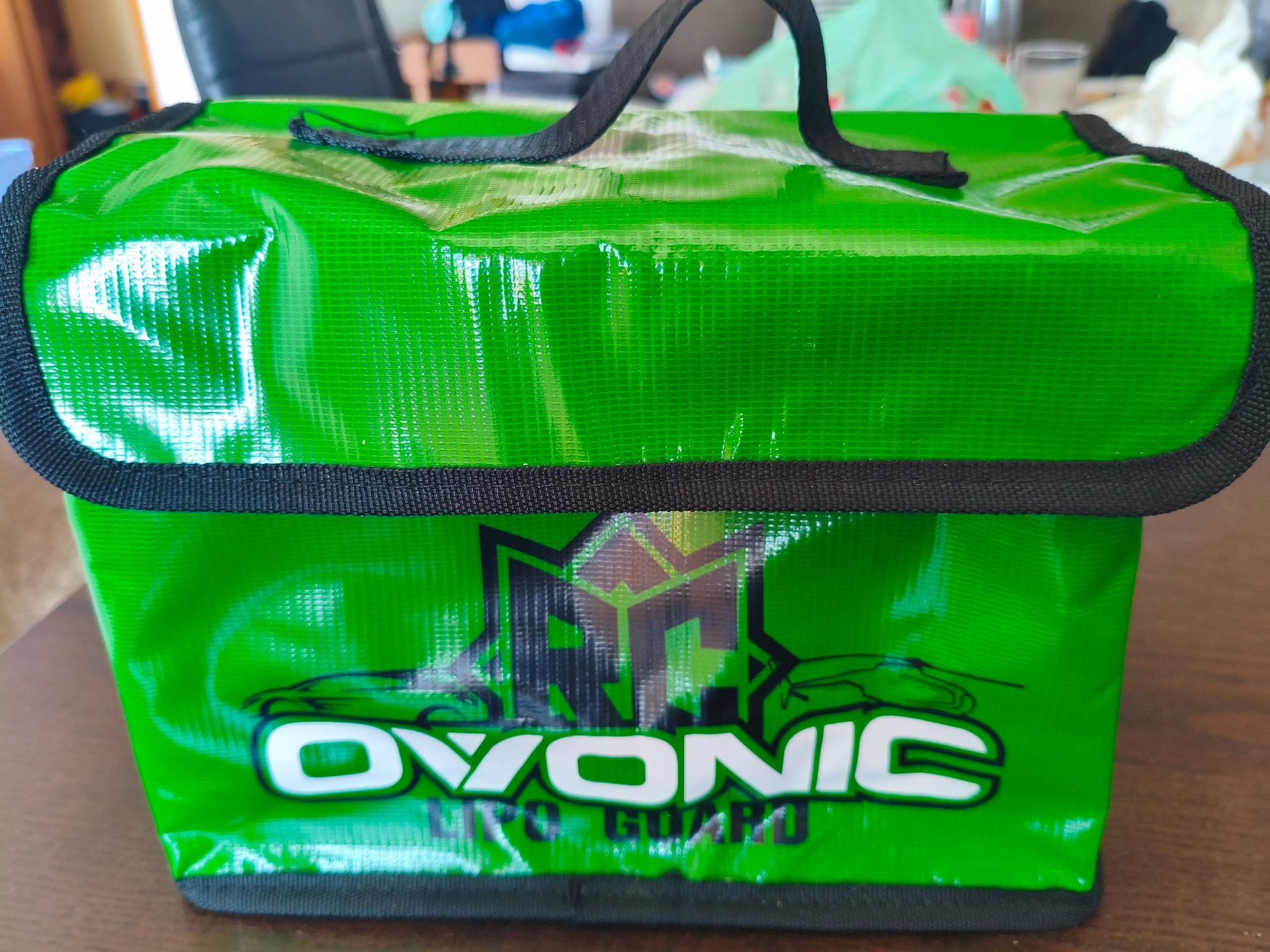 Análise de segurança e resistência ao fogo da mala ignífuga Ovonic Lipo Guard para baterias de model