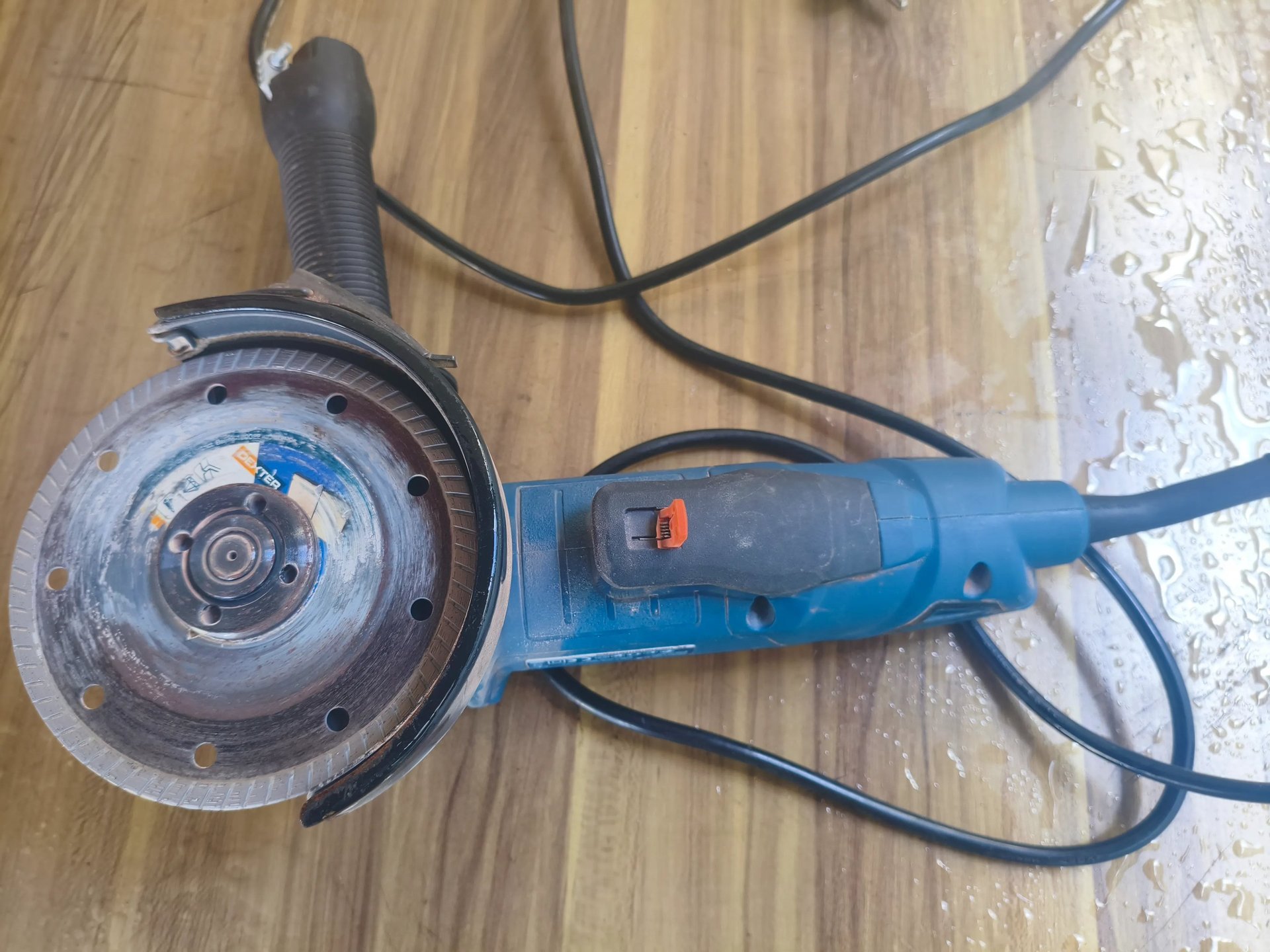Análise de ergonomia e potência de rebarbadora Bosch Professional com disco diamantado sobre bancada