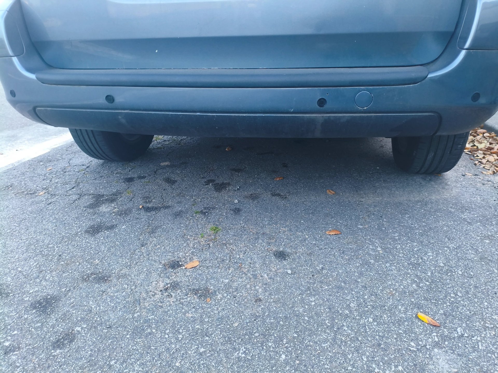 Sensores de estacionamento Aiupt instalados no para-choques traseiro de um carro