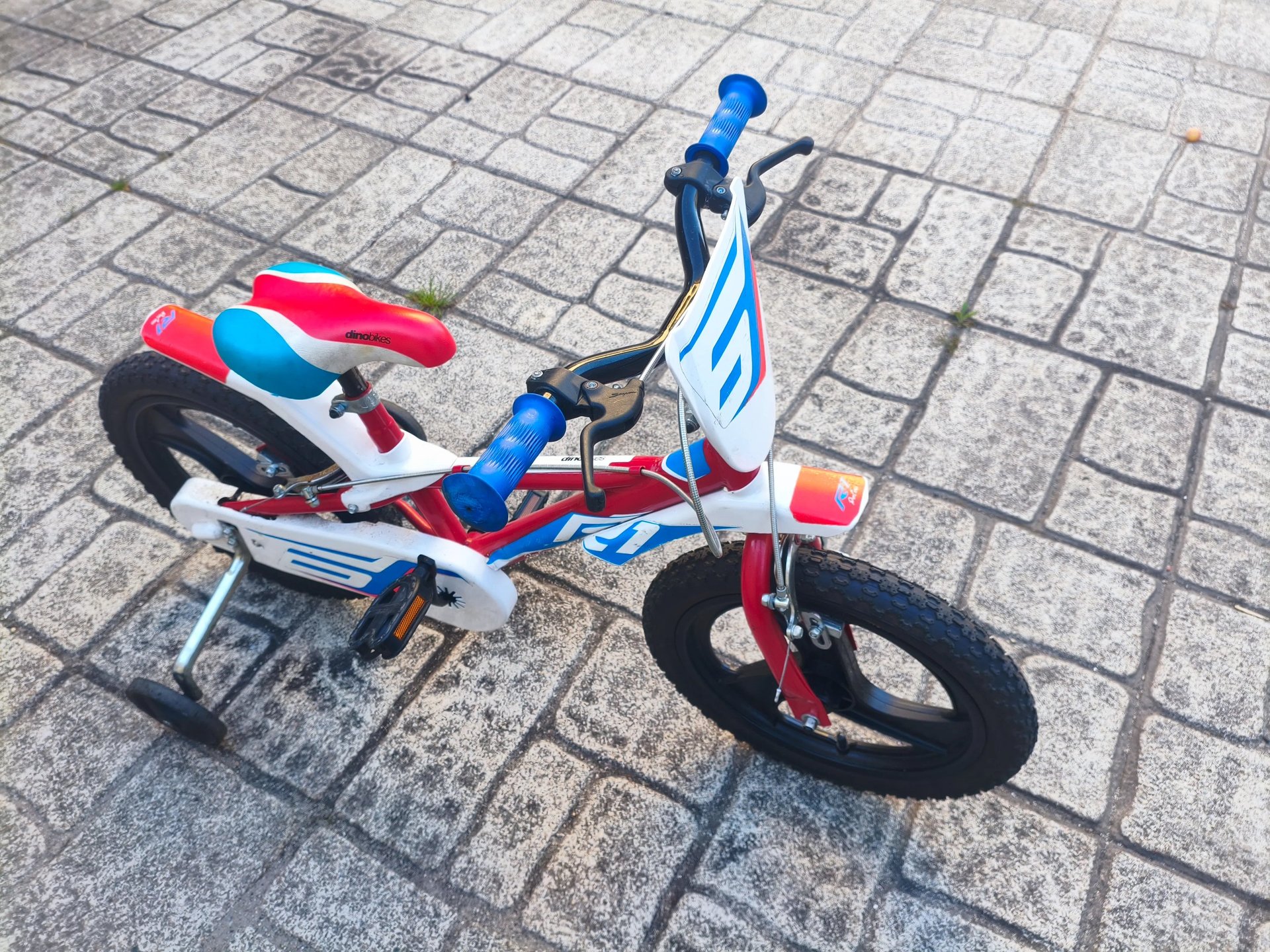 Dino Bikes 14 polegadas com rodas de apoio vista de cima