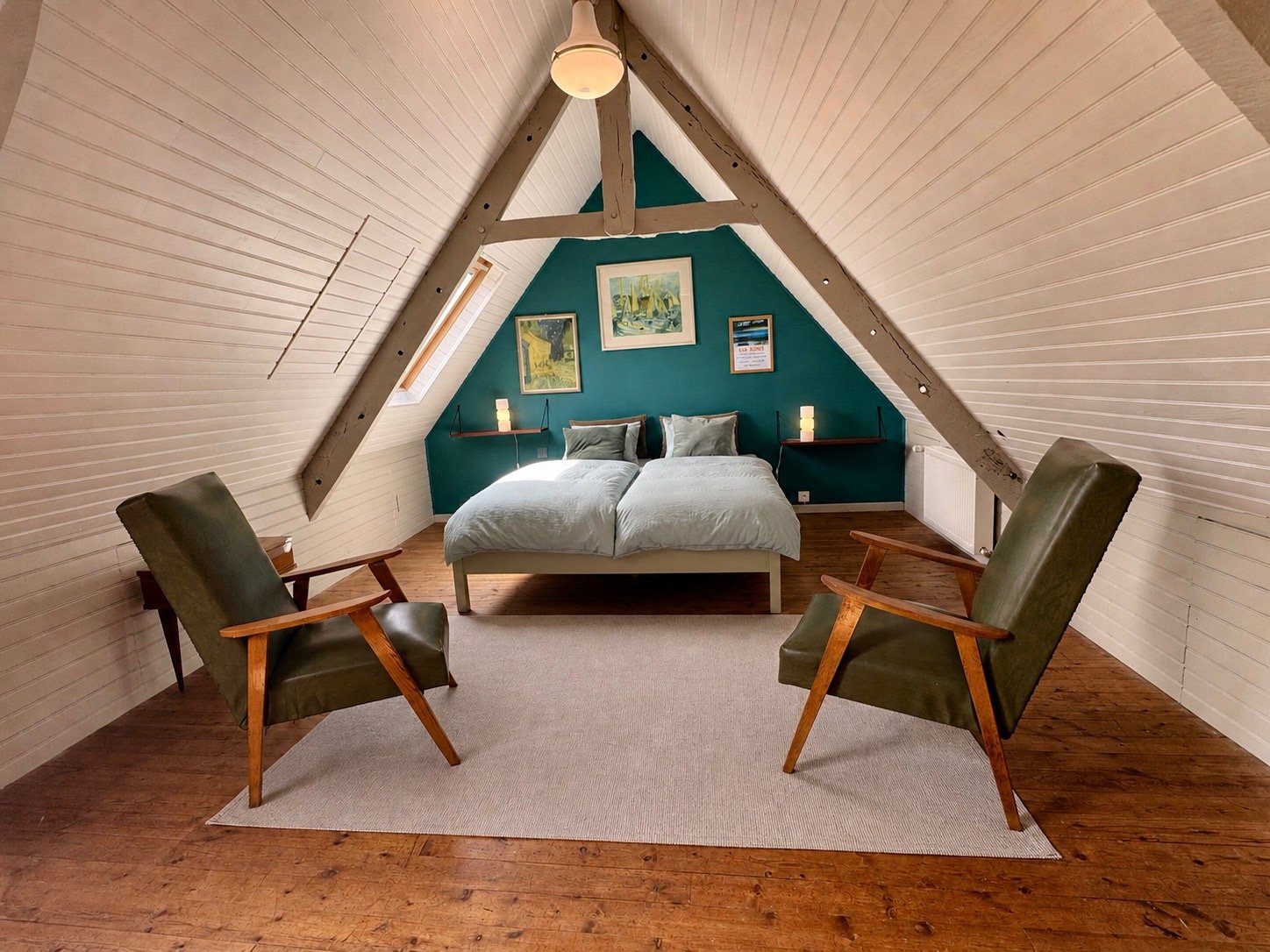 Chambre avec mezzanine sous les poutres anciennes