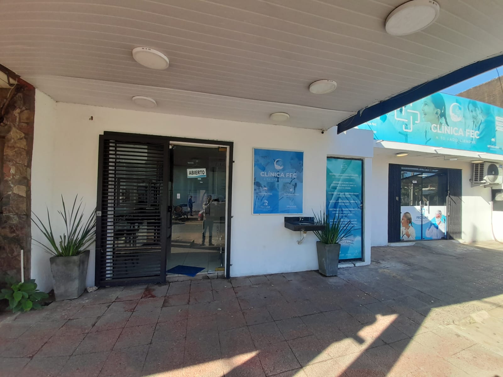 Fachada exterior de la Clínica