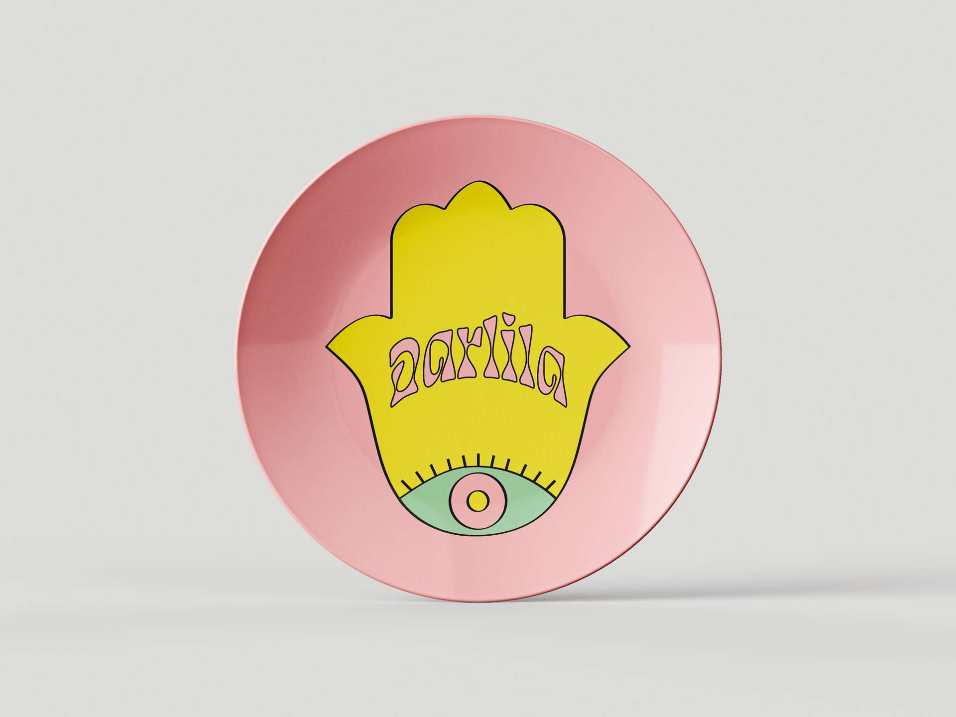 Logo Darlila imprimé de manière centrale sur une assiette en céramique, pour un service de table.