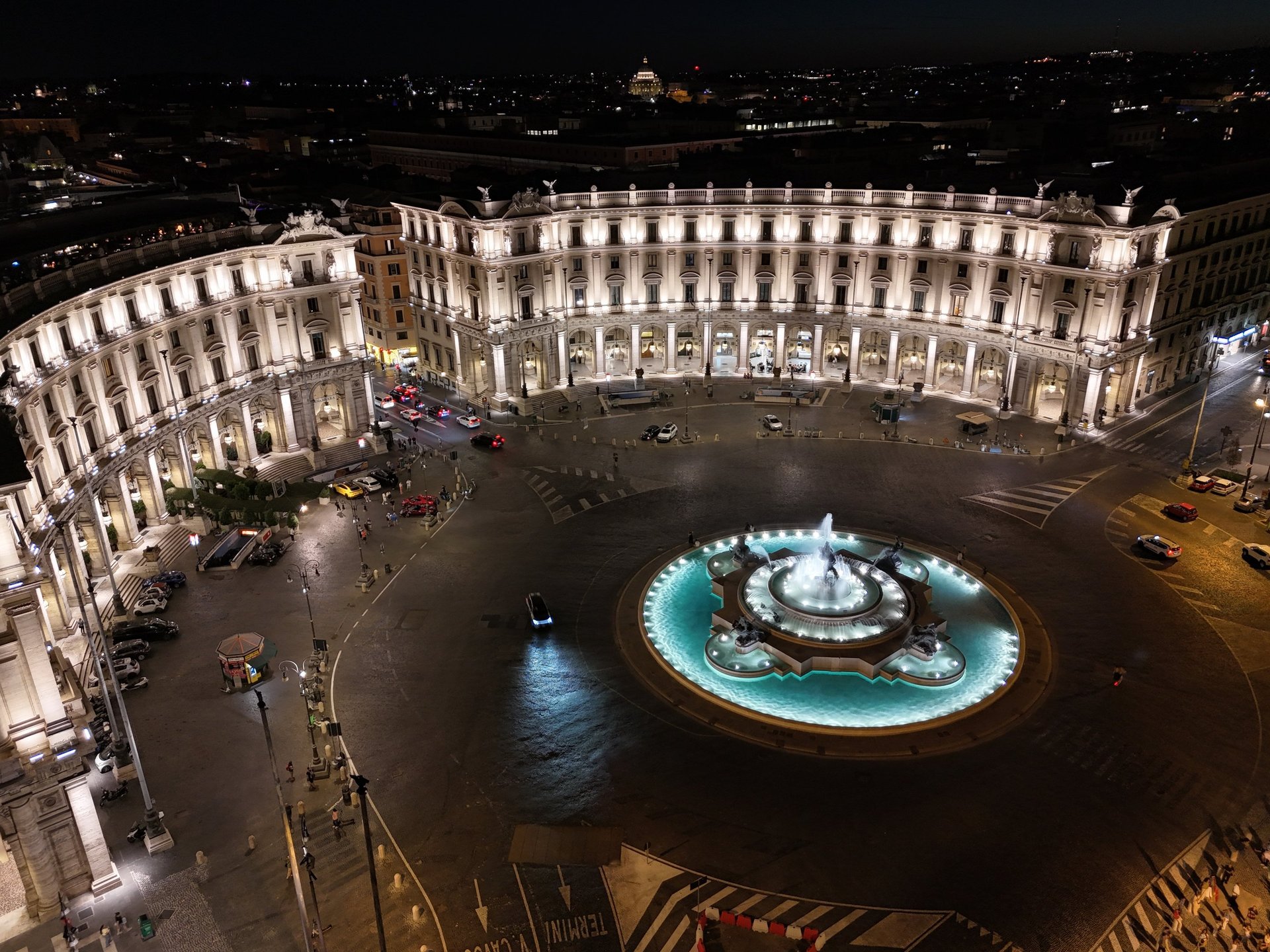 Piazza della Repubblica a Roma da drone 2025