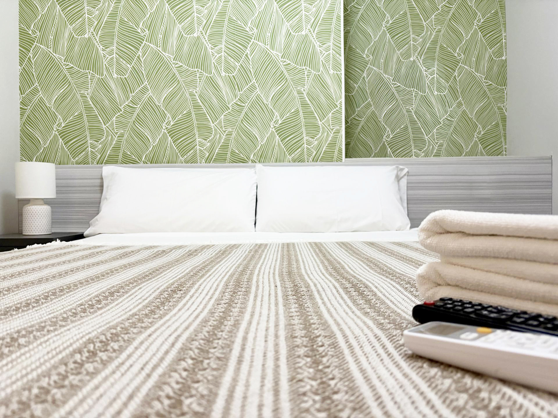 Habitación doble con baño privado, cómoda y moderna en Berceo Rooms, Logroño