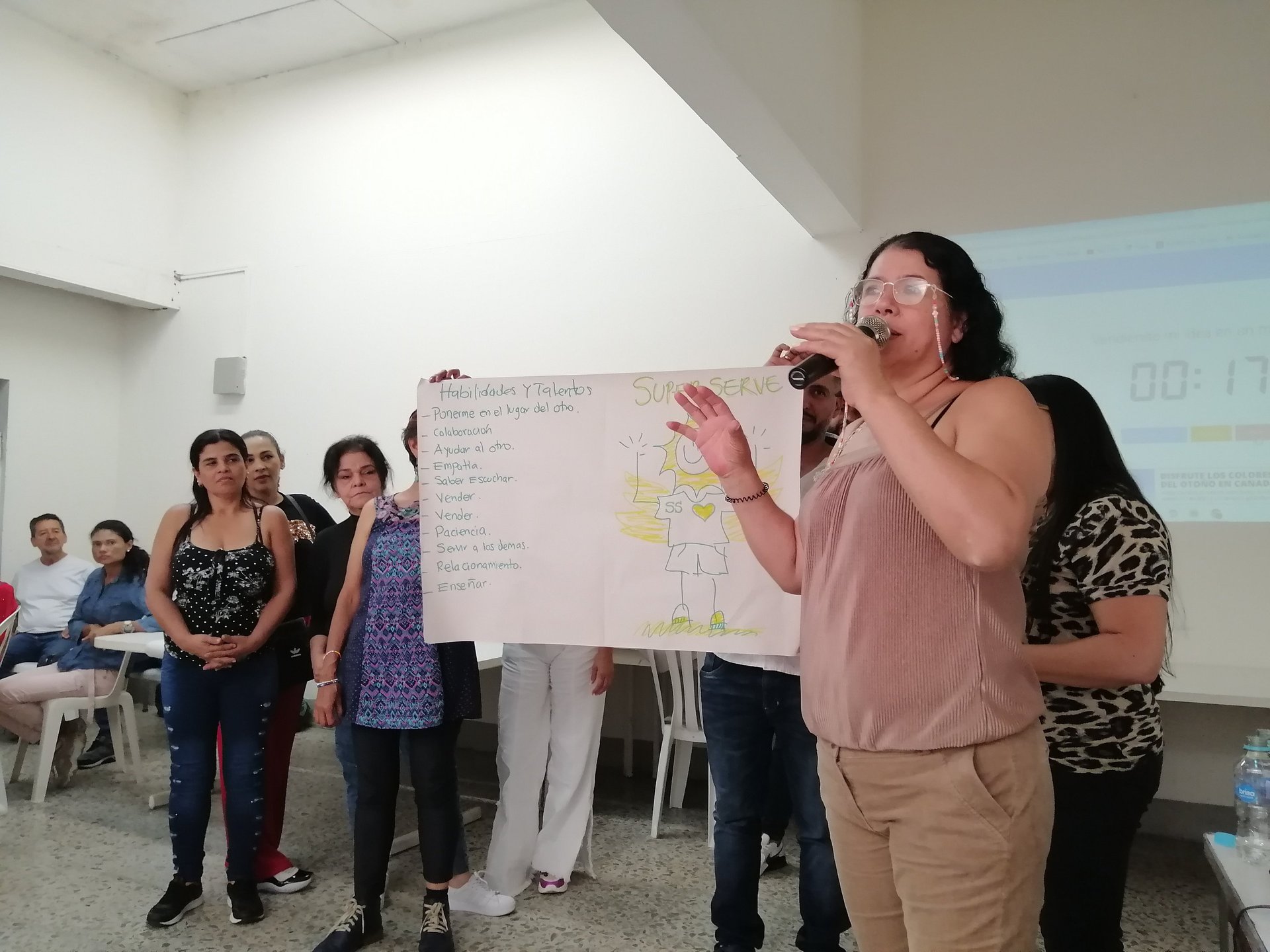 Personas exponiendo una idea de negocio