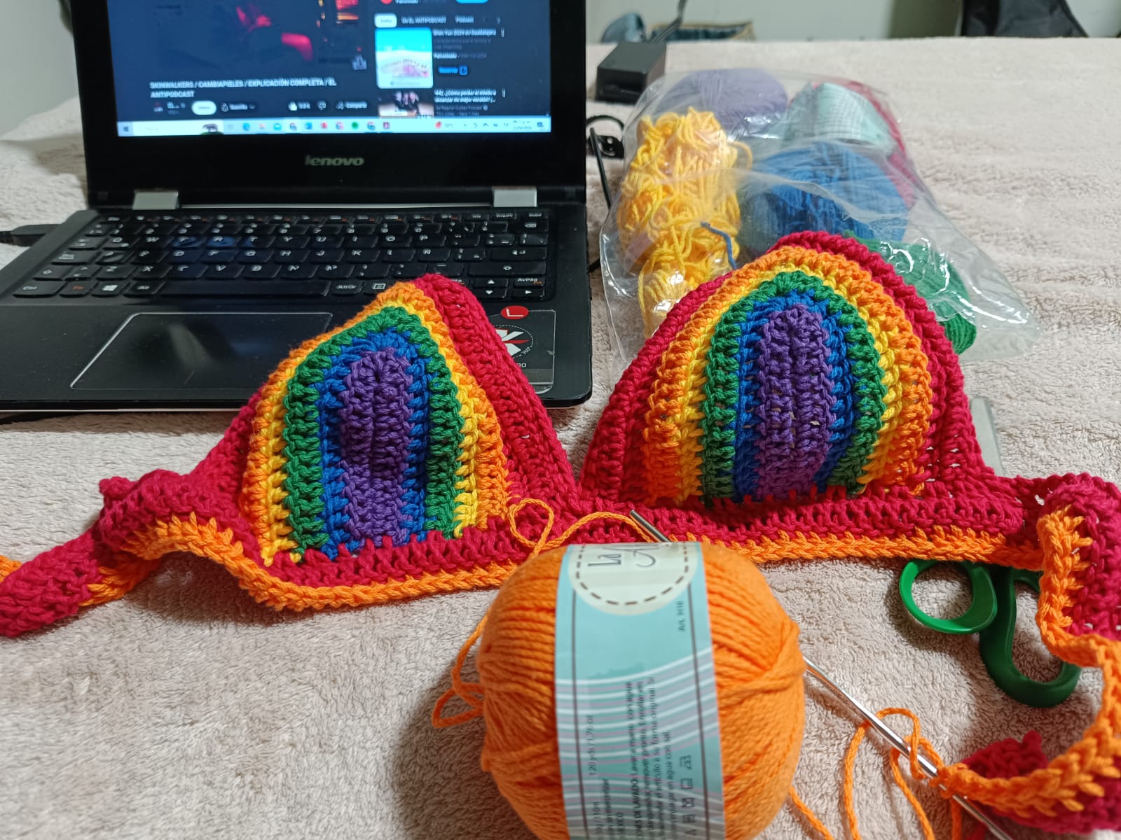 Proyecto de crochet top arcoiris 