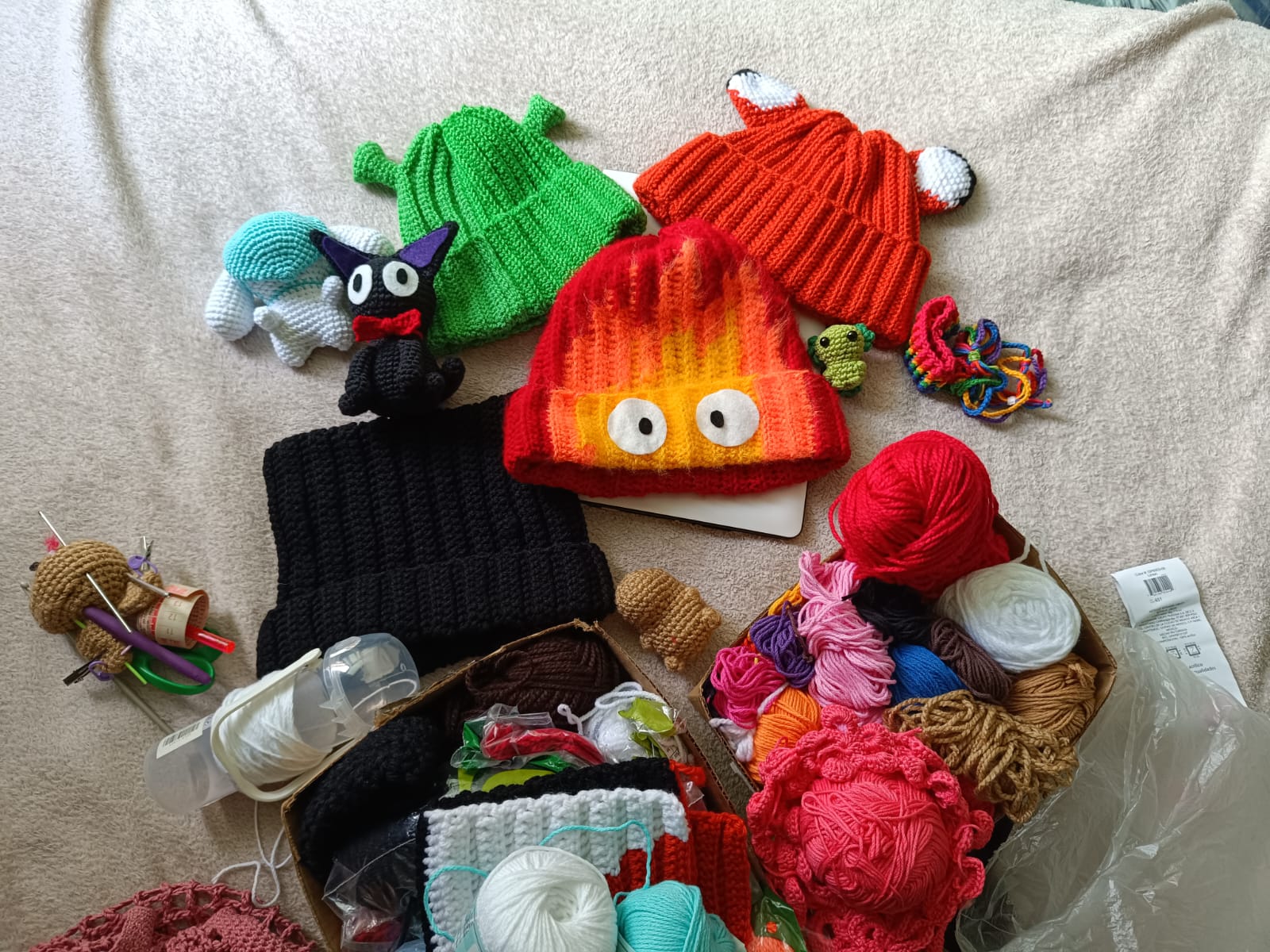 Estambres, gorros, amigurumis, llaveros y accesorios tejidos a crochet