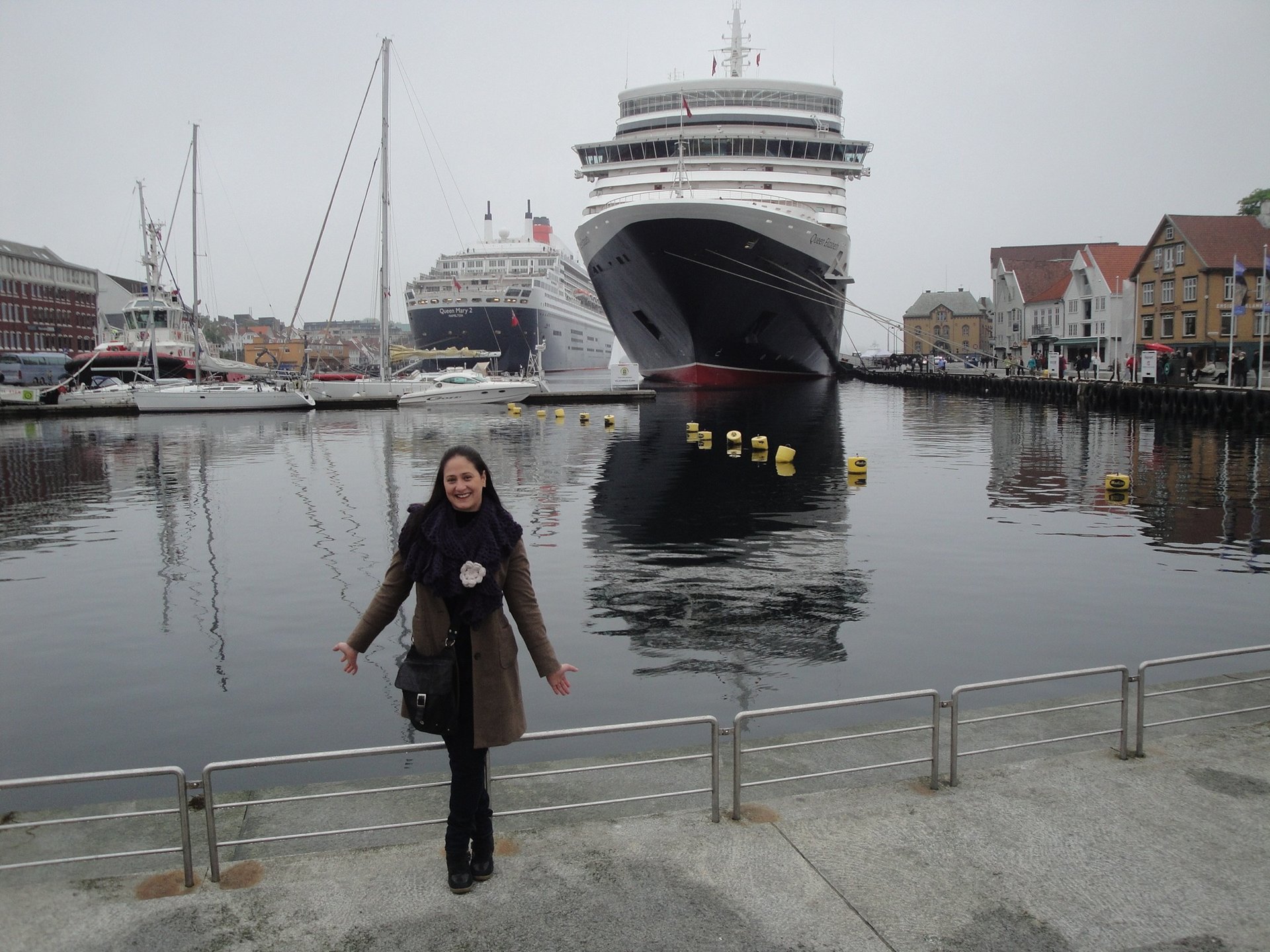 Porto de Stavanger na Noruega com os navios Queen Mary e Queen Elizabeth ao fundo