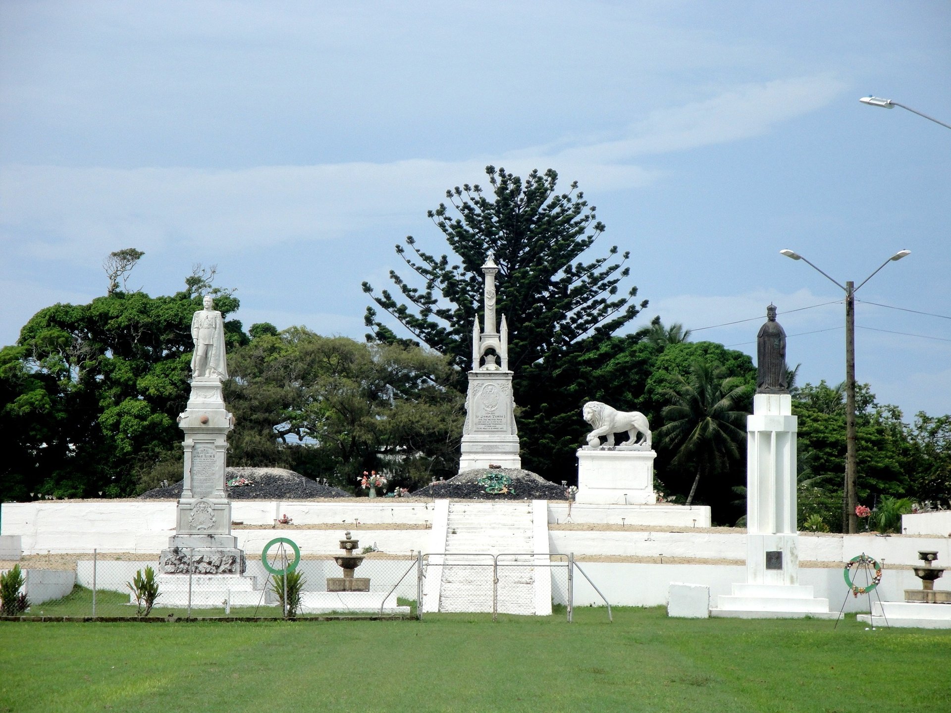 Monumento  Ha'amonga 'a Maui no centro de Nuku’alofa, Tonga, com arquitetura megalítica.