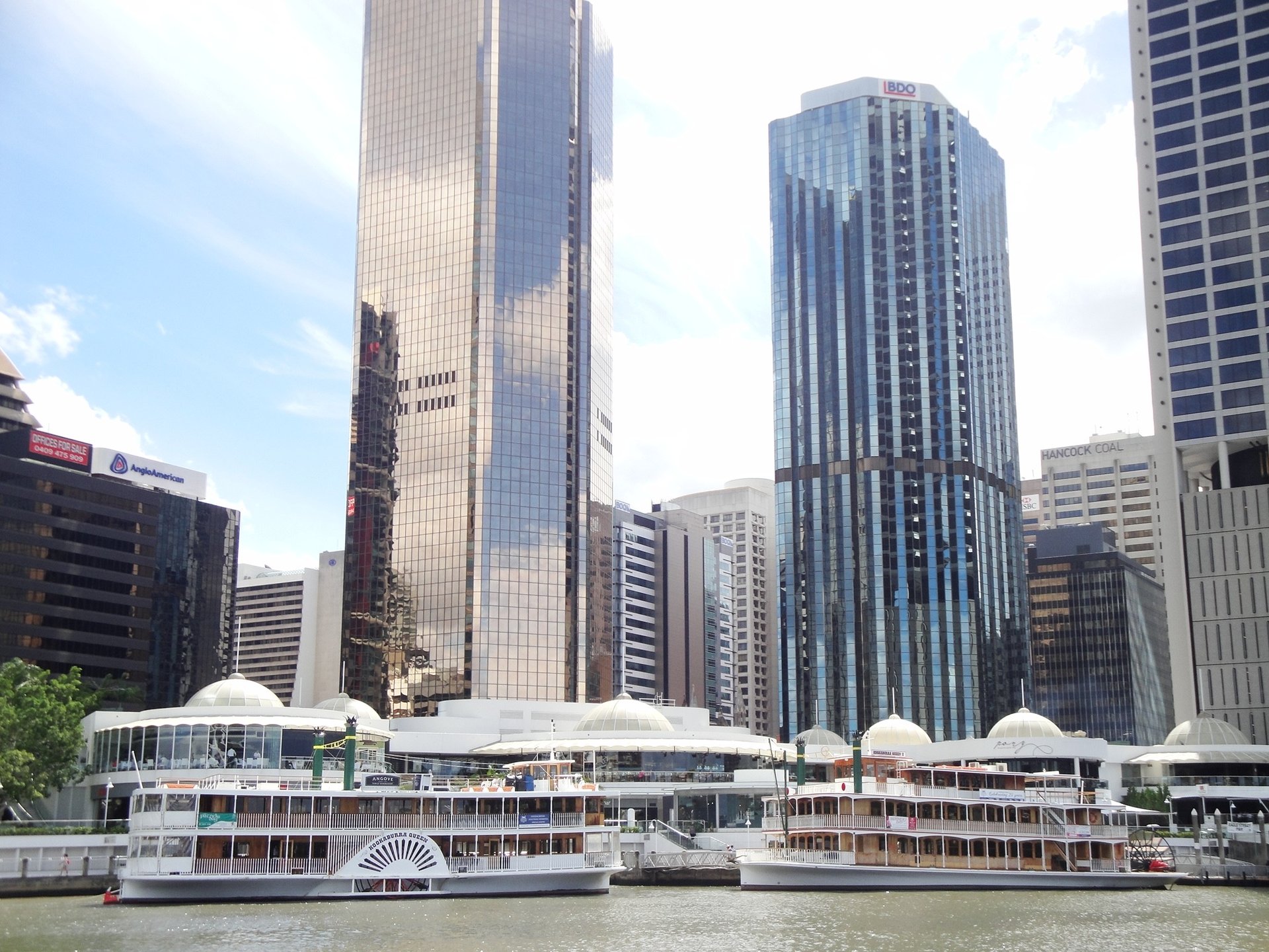 Vista do centro comercial de Brisbane com passeio de barco ao fundo