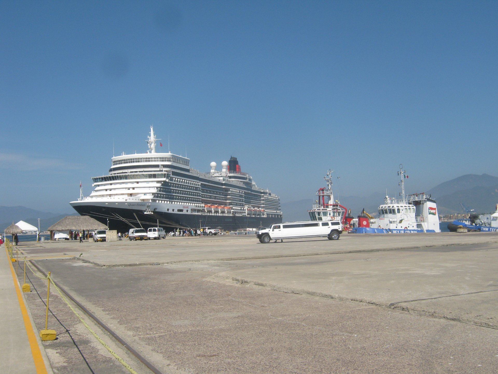 Navio Queen Elizabeth atracado no porto de Manzanillo, México.