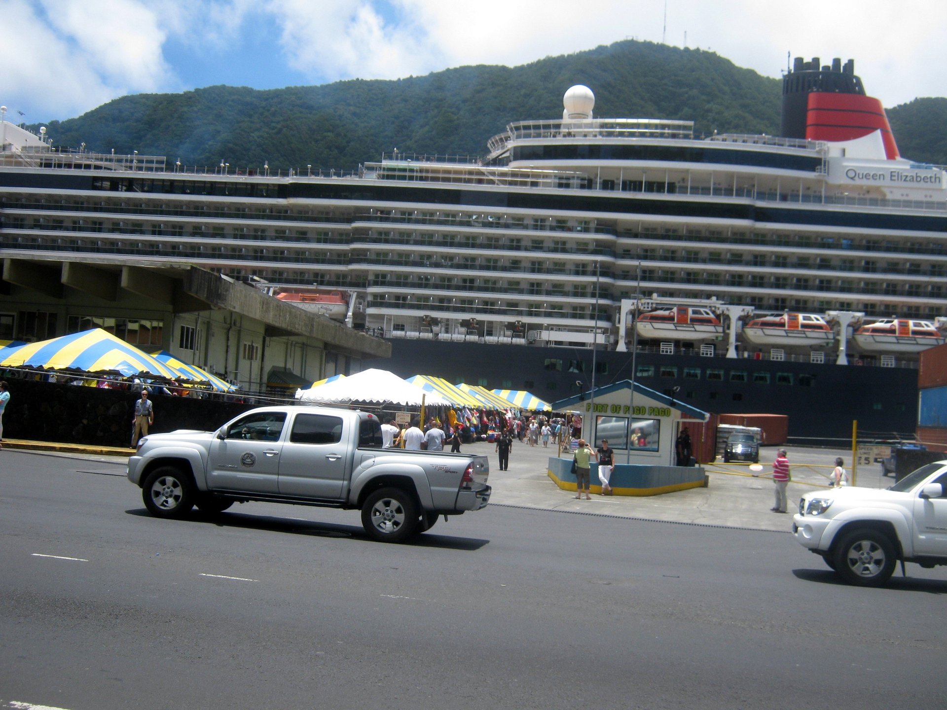 Navio de cruzeiro Queen Elizabeth ancorado no porto de Pago Pago.