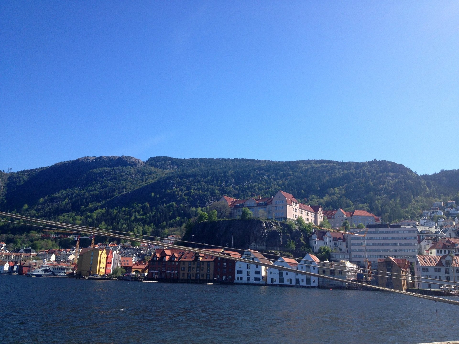 Vista do navio ancorado no porto de Bergen, Noruega.