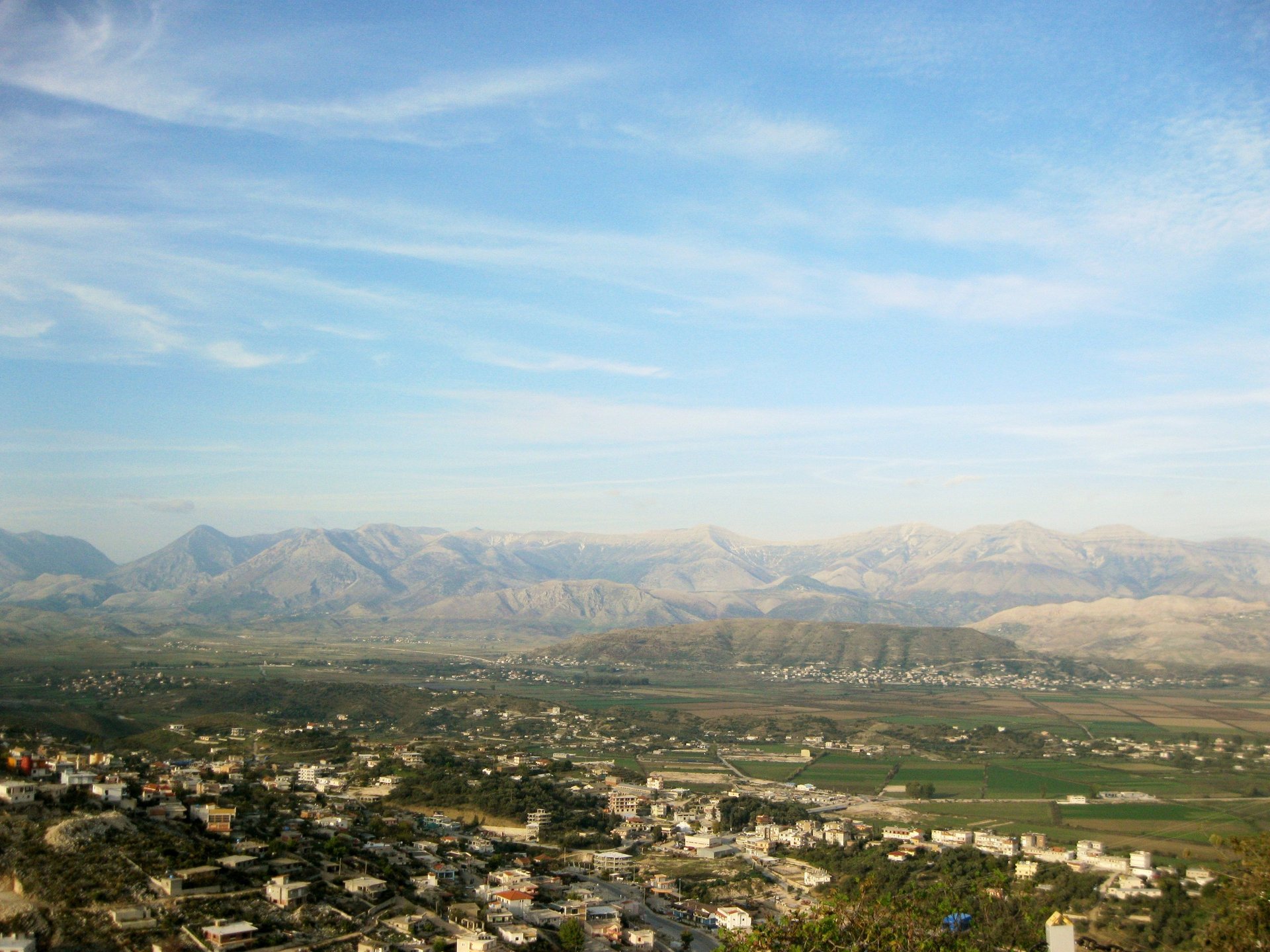Vista panorâmica de Sarandë, Albânia, a partir das montanhas próximas.