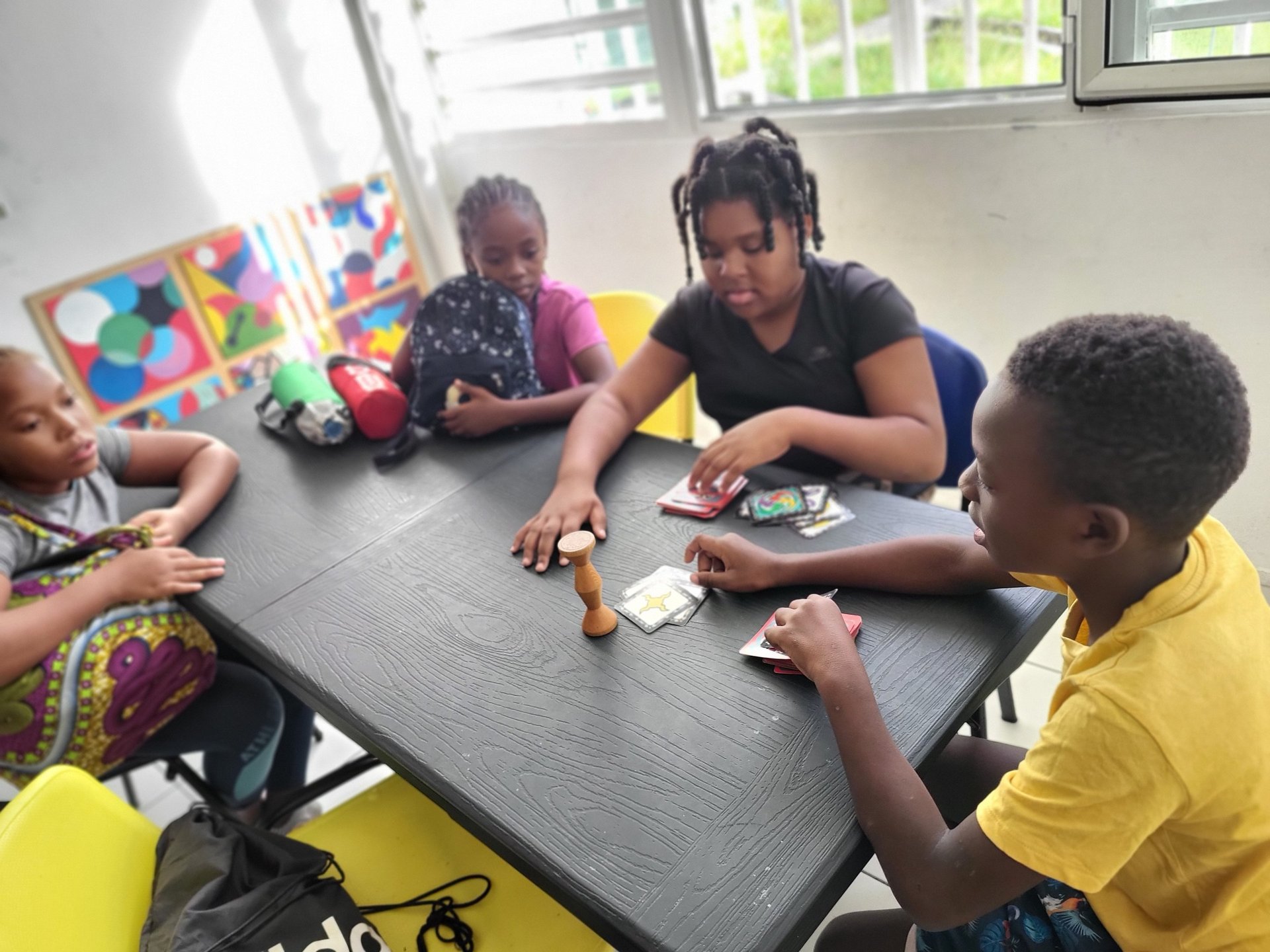 groupe d'enfants jouant à Jungle Speed