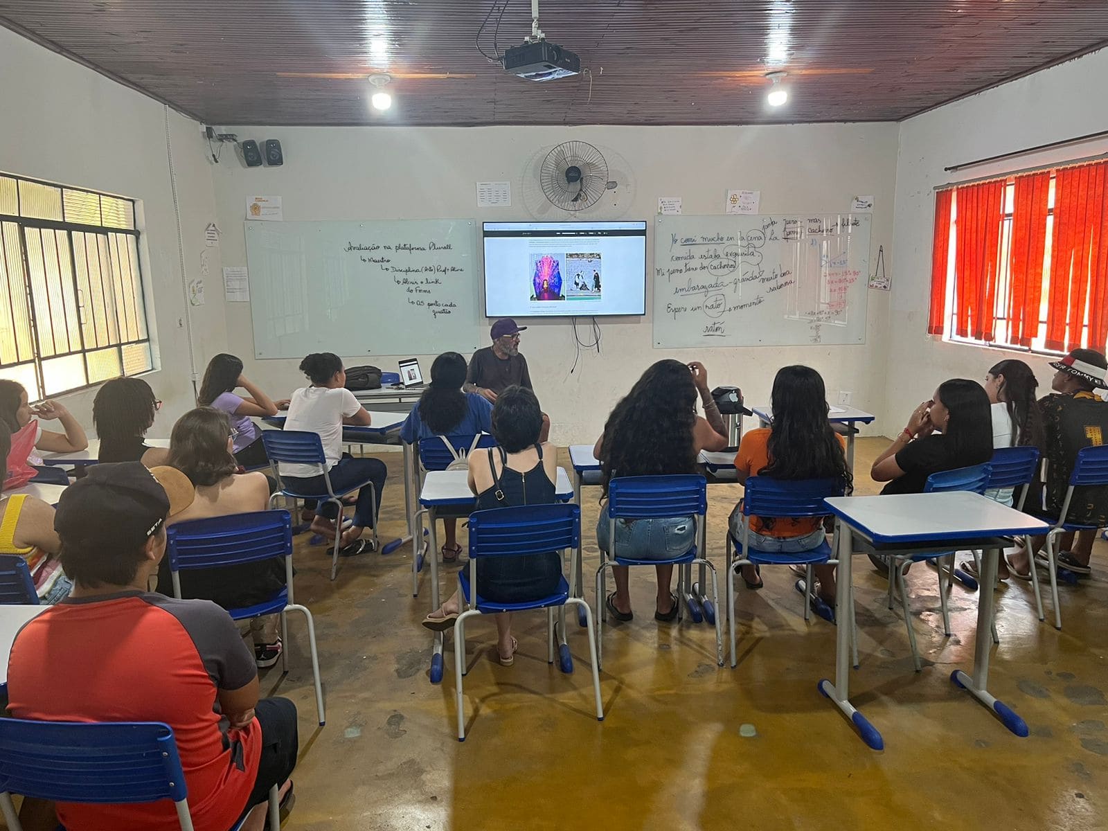 Sérgio Astral orientando adolescentes – Sérgio ensina técnicas de stencil em oficina de grafite para