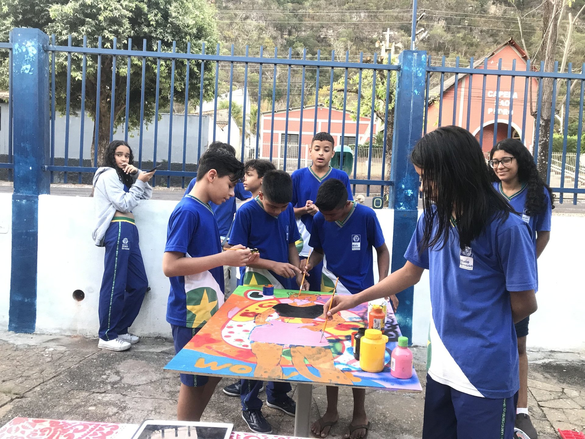 Participantes concentrados em suas obras.