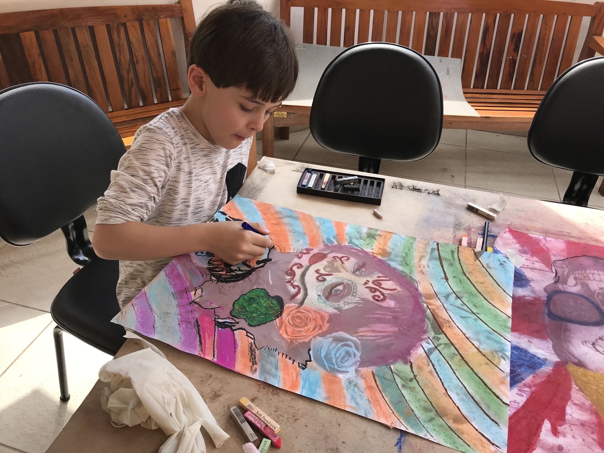 Crianças explorando cores em atividade de pintura artística.