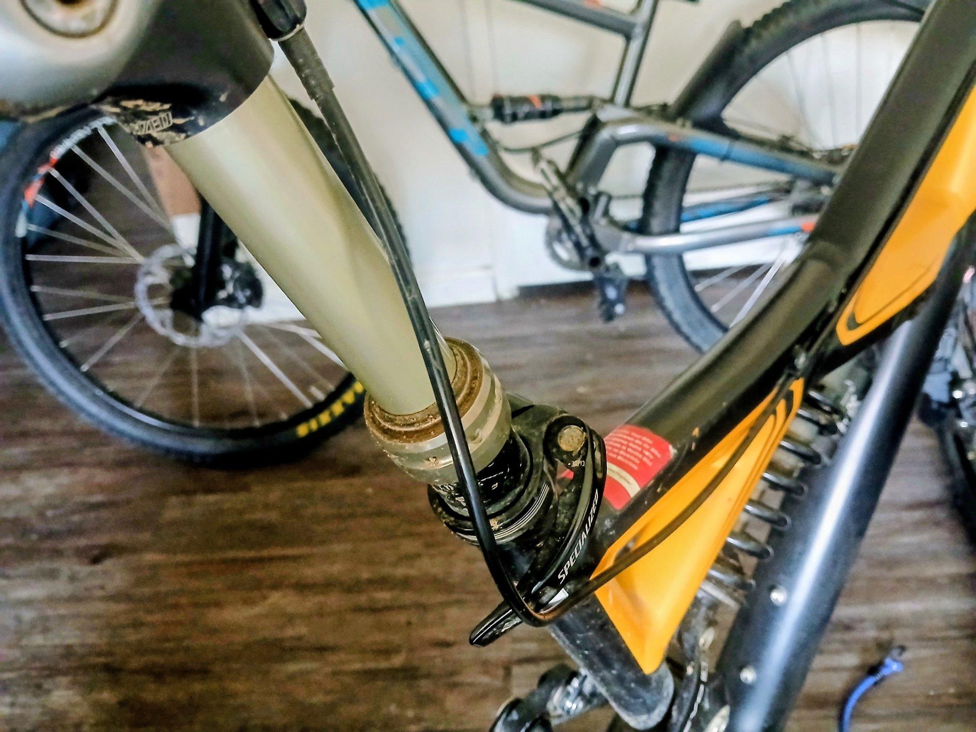 mountain biker dropper seat post