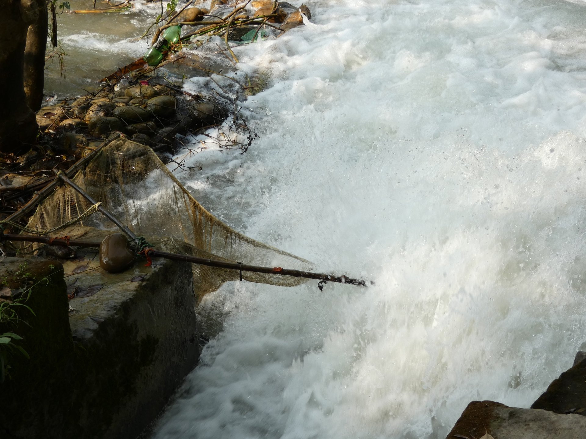 pêche au filet dans la rivière à Thakudwara