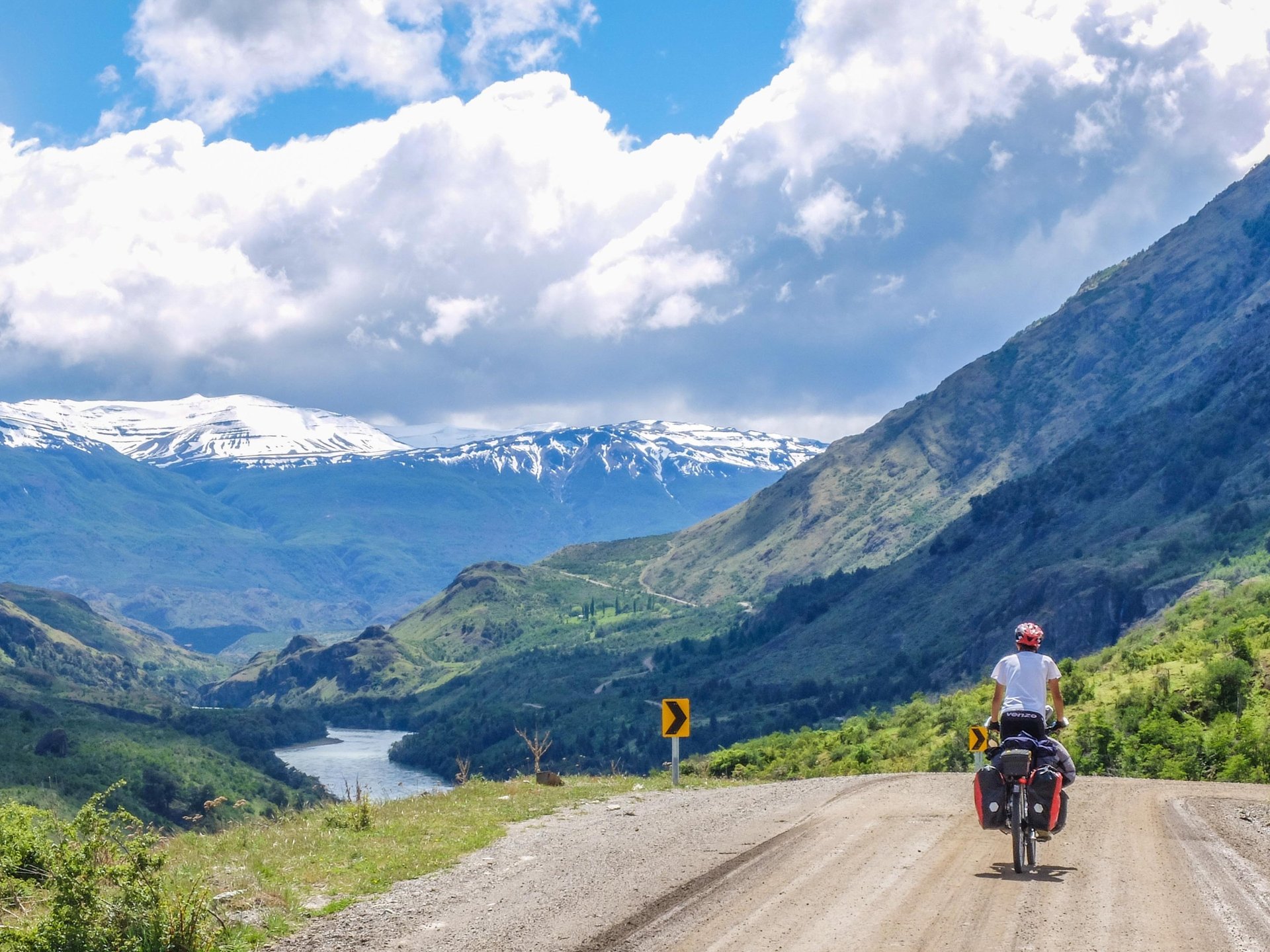 Pedaleando en bicicleta en la carretera austral